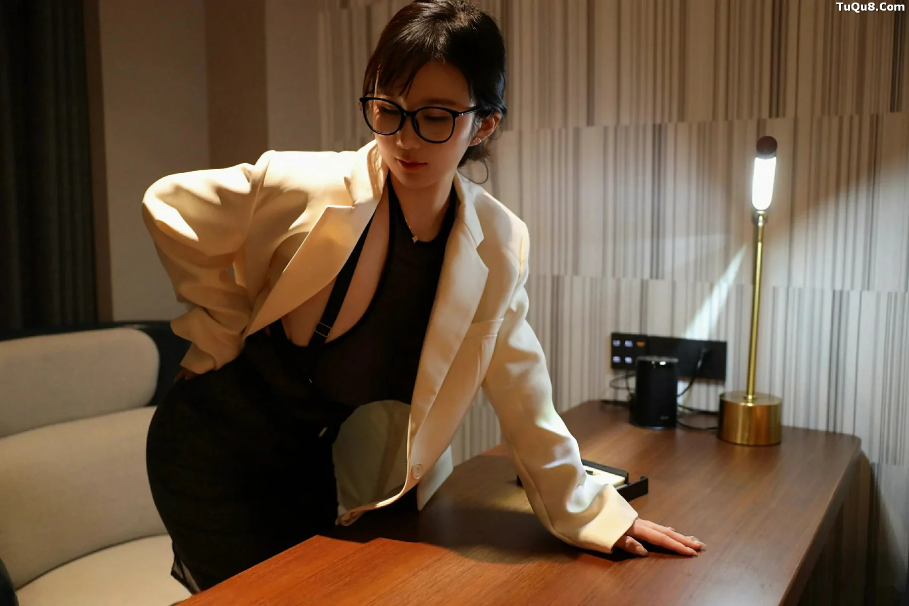 Xgyw.Org_[XiuRen秀人网]No.10805_模特小肉肉咪性感白色OL服饰配黑丝吊袜秀凹凸身材迷人诱惑写真72P