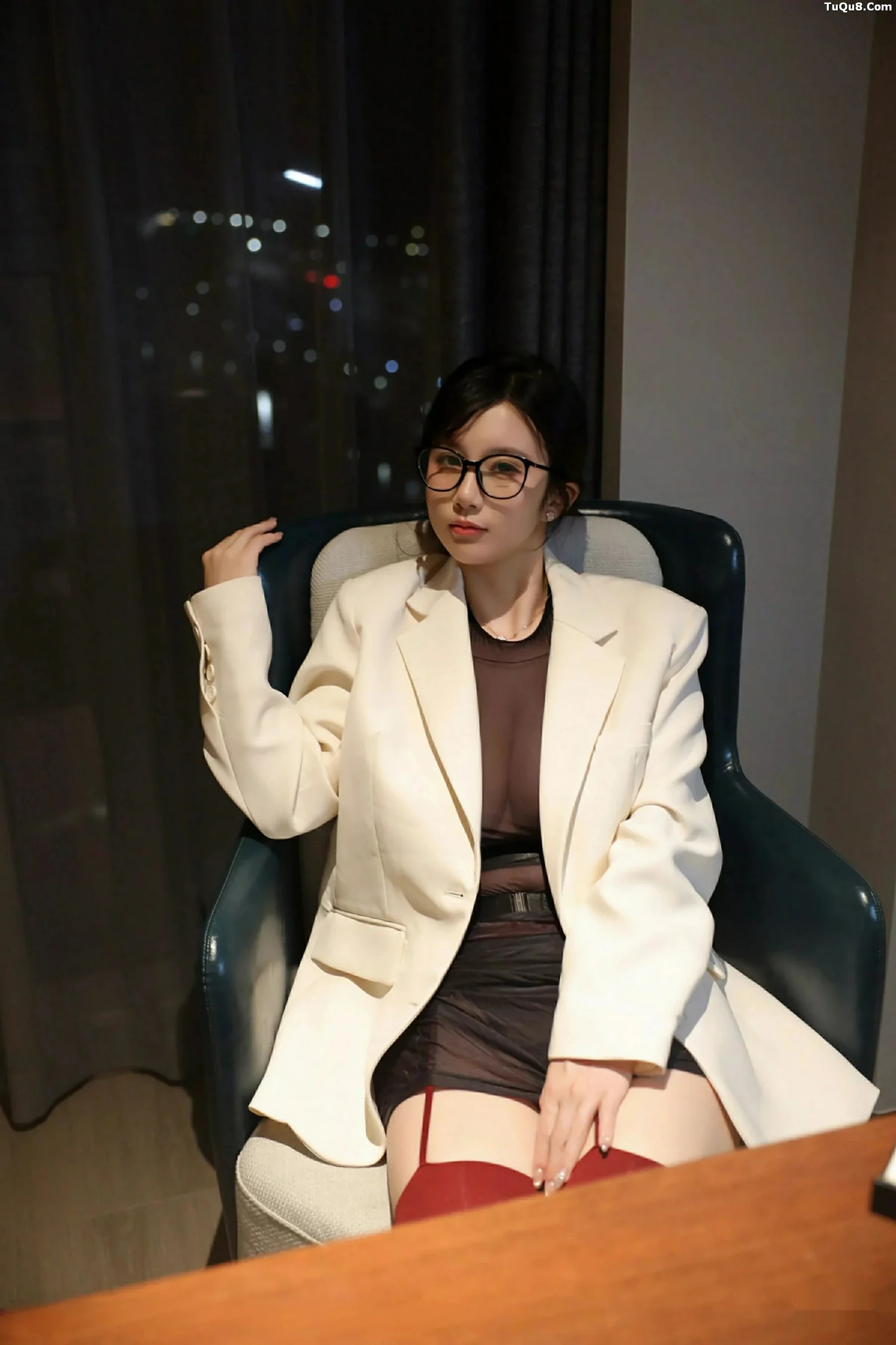 Xgyw.Org_[XiuRen秀人网]No.10805_模特小肉肉咪性感白色OL服饰配黑丝吊袜秀凹凸身材迷人诱惑写真72P