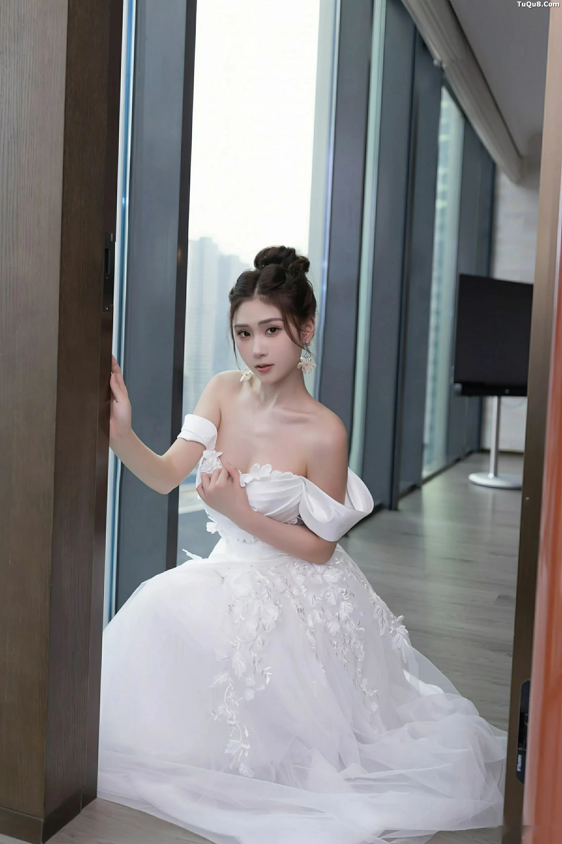 Xgyw.Org_[XiuRen秀人网]No.10814_模特刘婷婷性感白色婚纱露白色内衣配超薄肉丝秀美腿诱惑写真80P
