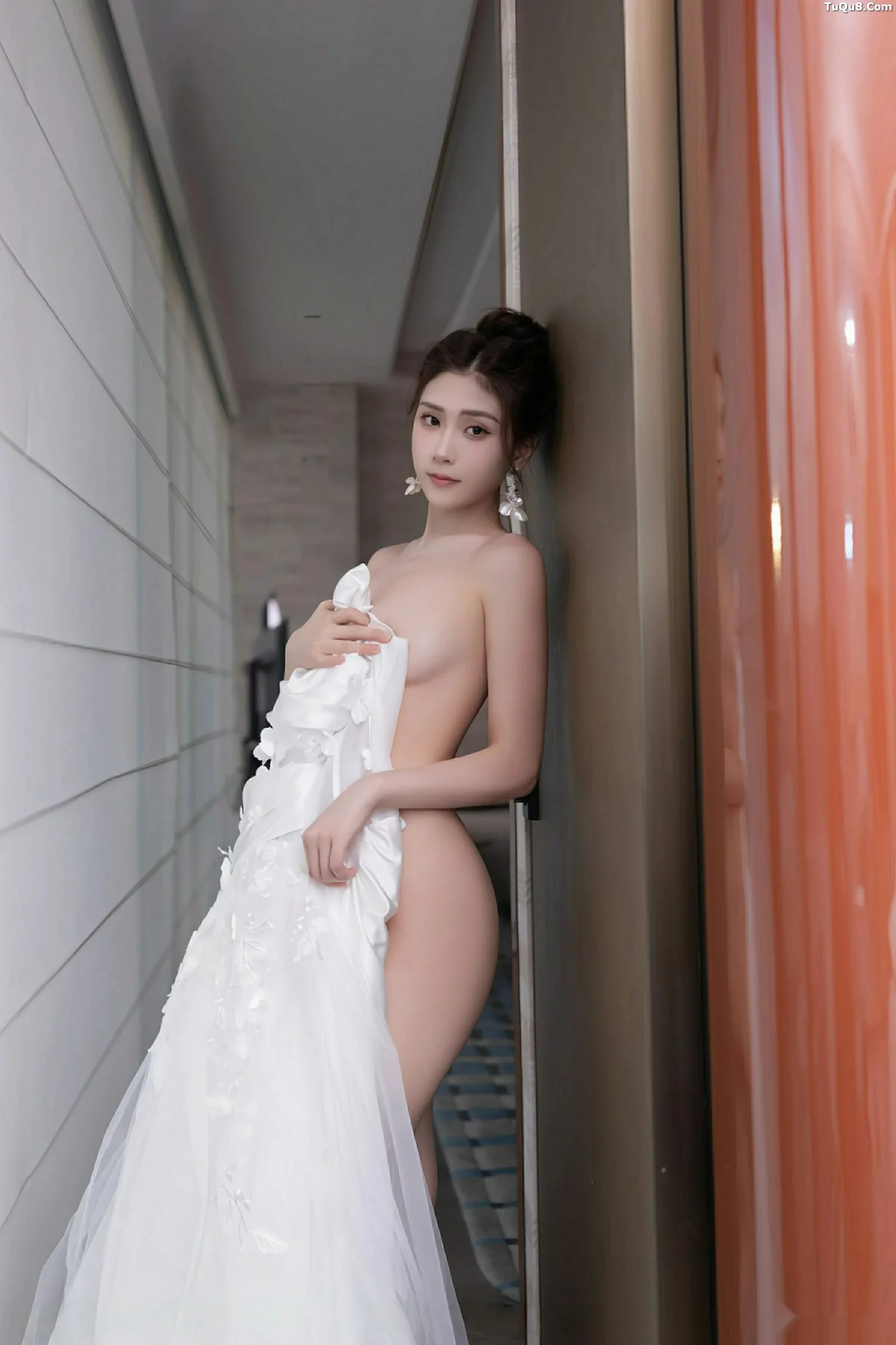 Xgyw.Org_[XiuRen秀人网]No.10814_模特刘婷婷性感白色婚纱露白色内衣配超薄肉丝秀美腿诱惑写真80P