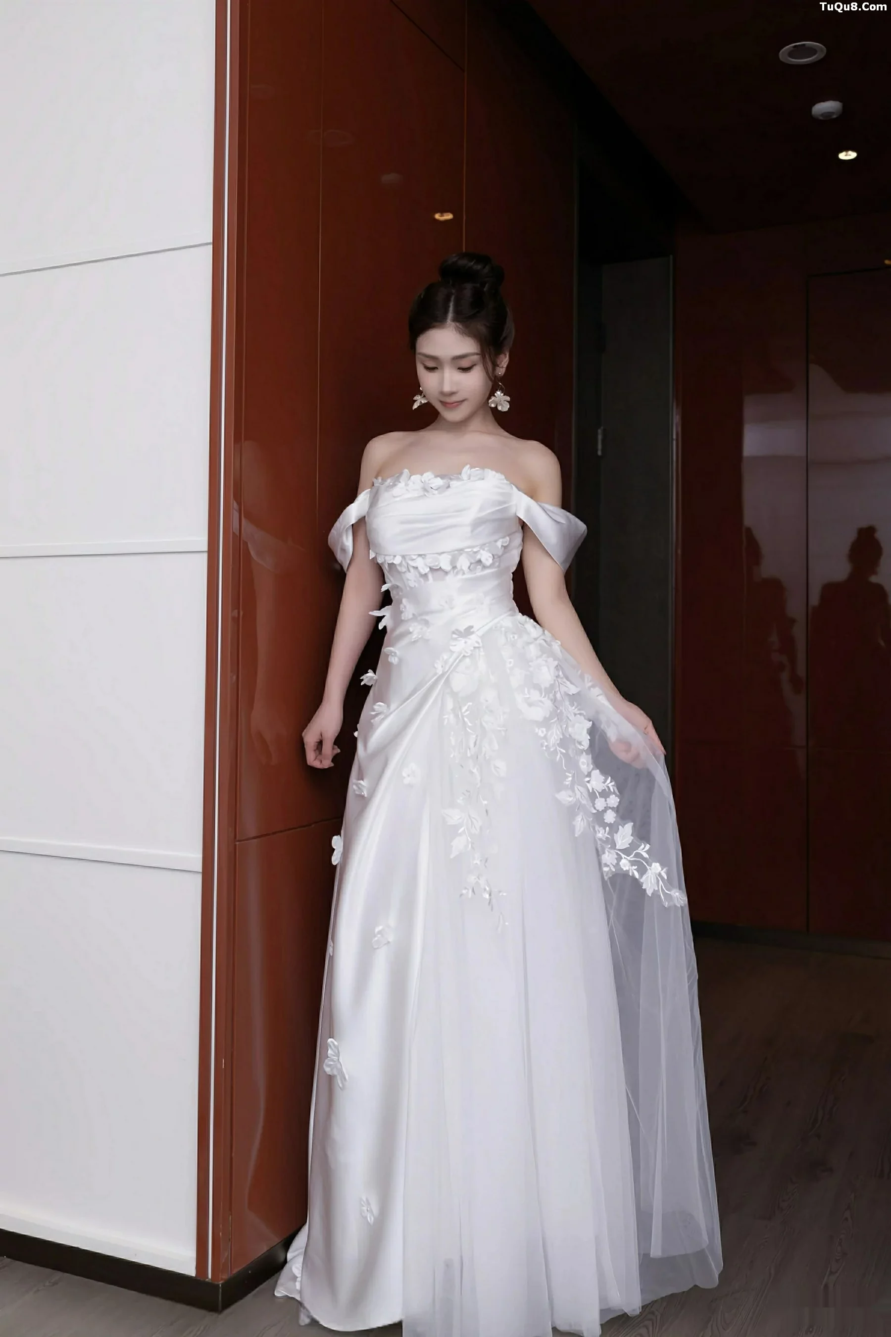 Xgyw.Org_[XiuRen秀人网]No.10814_模特刘婷婷性感白色婚纱露白色内衣配超薄肉丝秀美腿诱惑写真80P