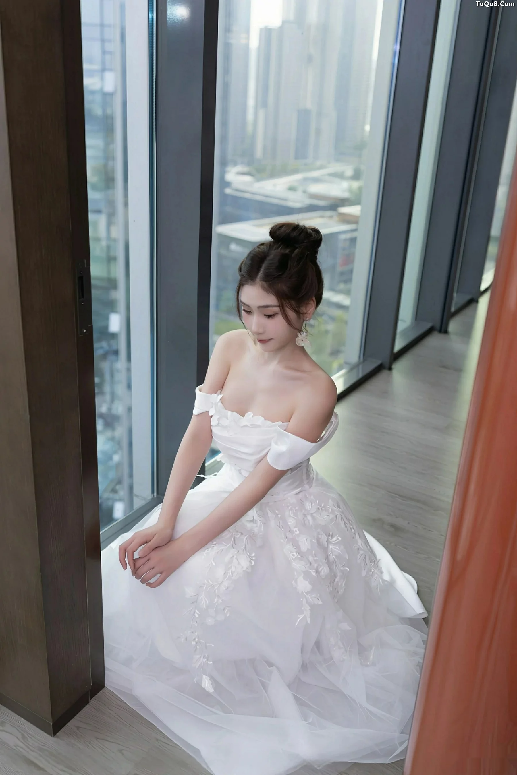 Xgyw.Org_[XiuRen秀人网]No.10814_模特刘婷婷性感白色婚纱露白色内衣配超薄肉丝秀美腿诱惑写真80P