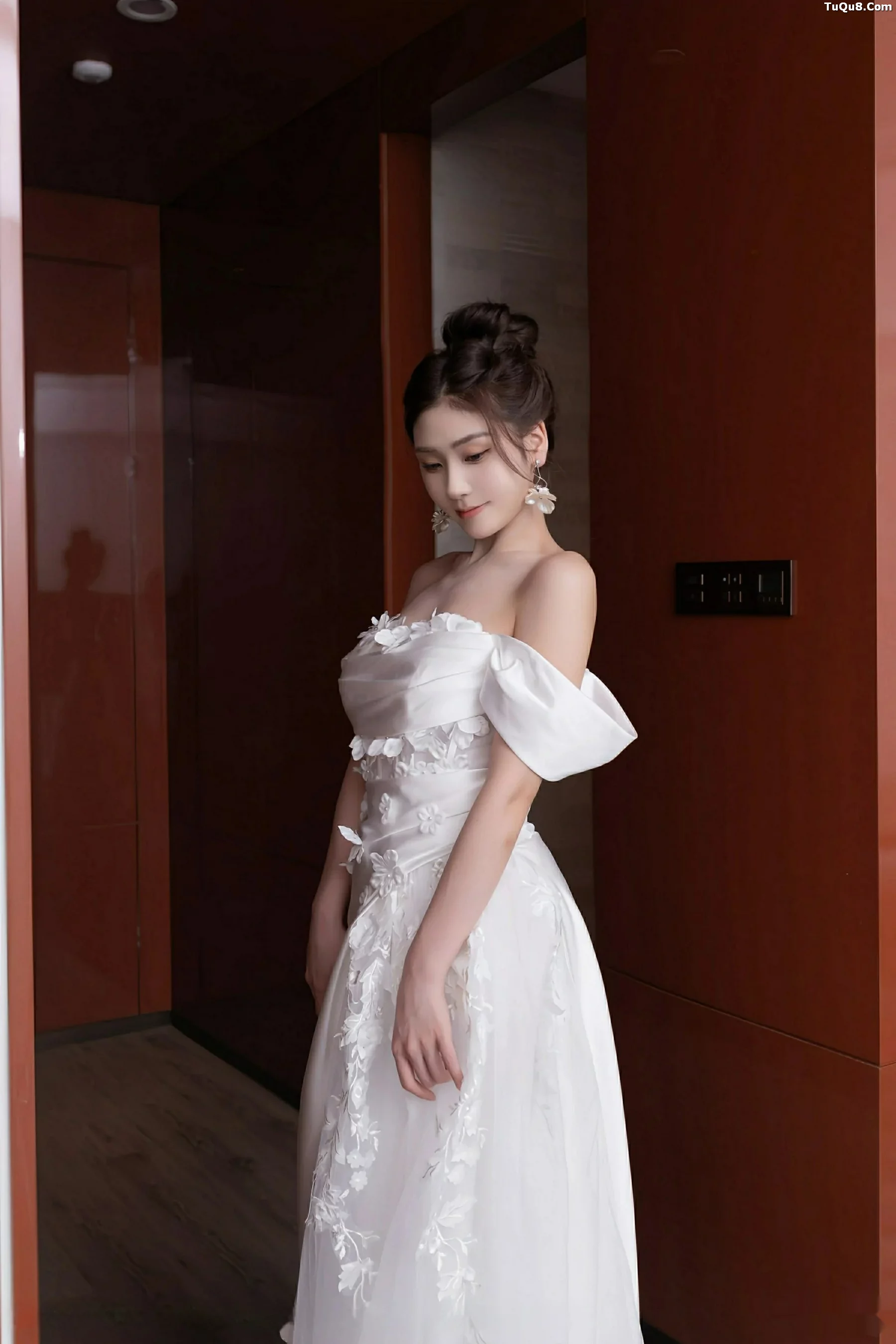 Xgyw.Org_[XiuRen秀人网]No.10814_模特刘婷婷性感白色婚纱露白色内衣配超薄肉丝秀美腿诱惑写真80P