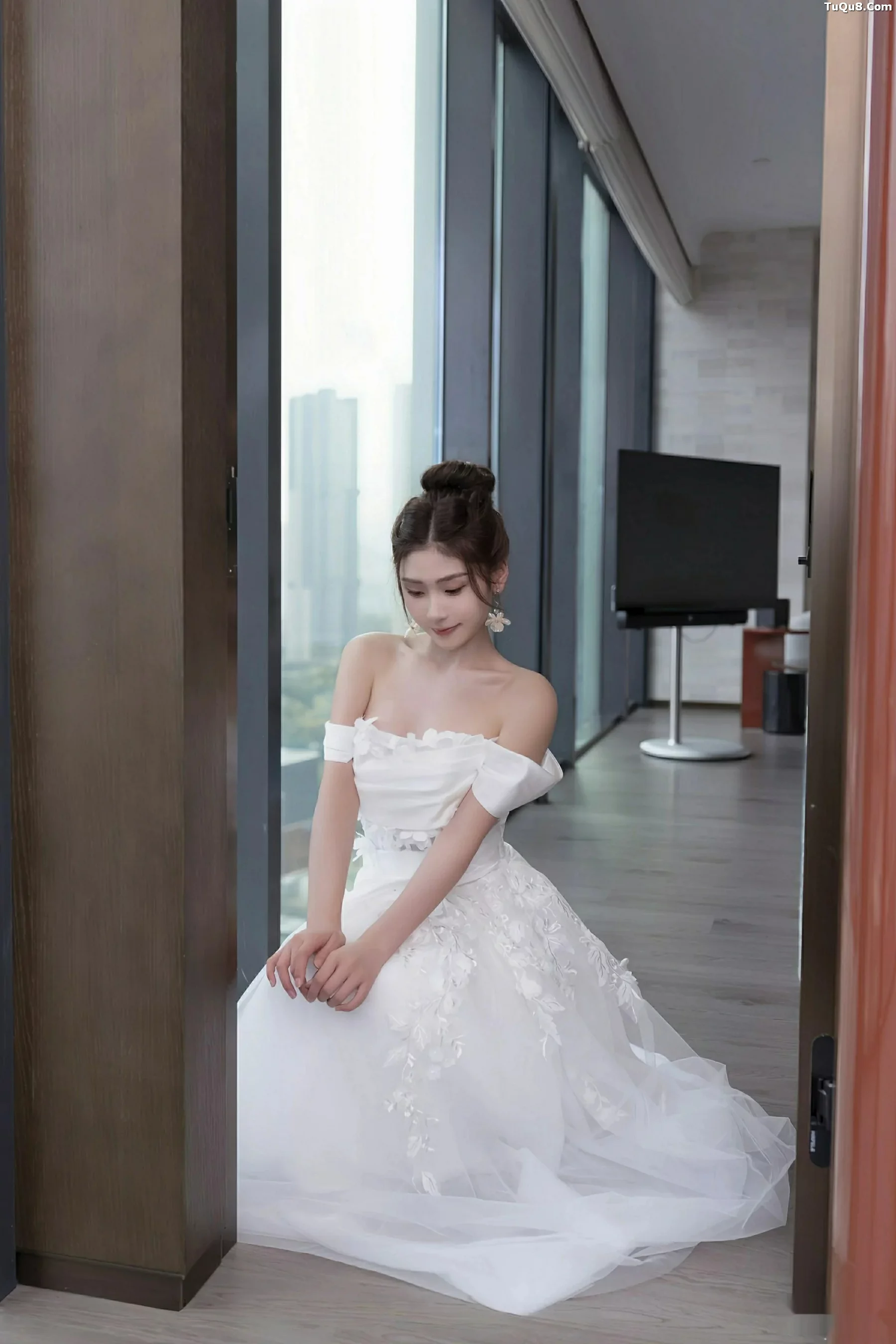 Xgyw.Org_[XiuRen秀人网]No.10814_模特刘婷婷性感白色婚纱露白色内衣配超薄肉丝秀美腿诱惑写真80P
