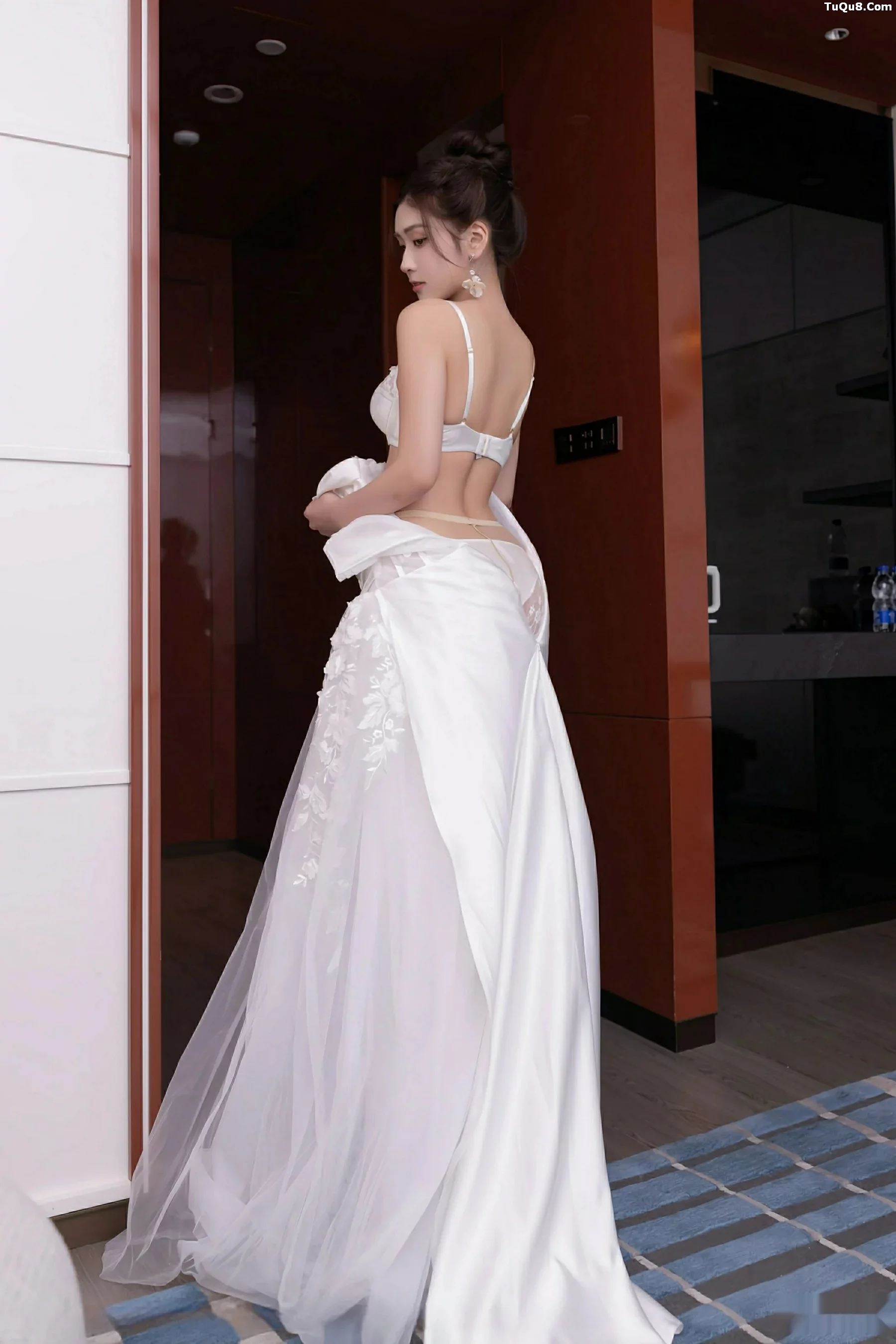 Xgyw.Org_[XiuRen秀人网]No.10814_模特刘婷婷性感白色婚纱露白色内衣配超薄肉丝秀美腿诱惑写真80P