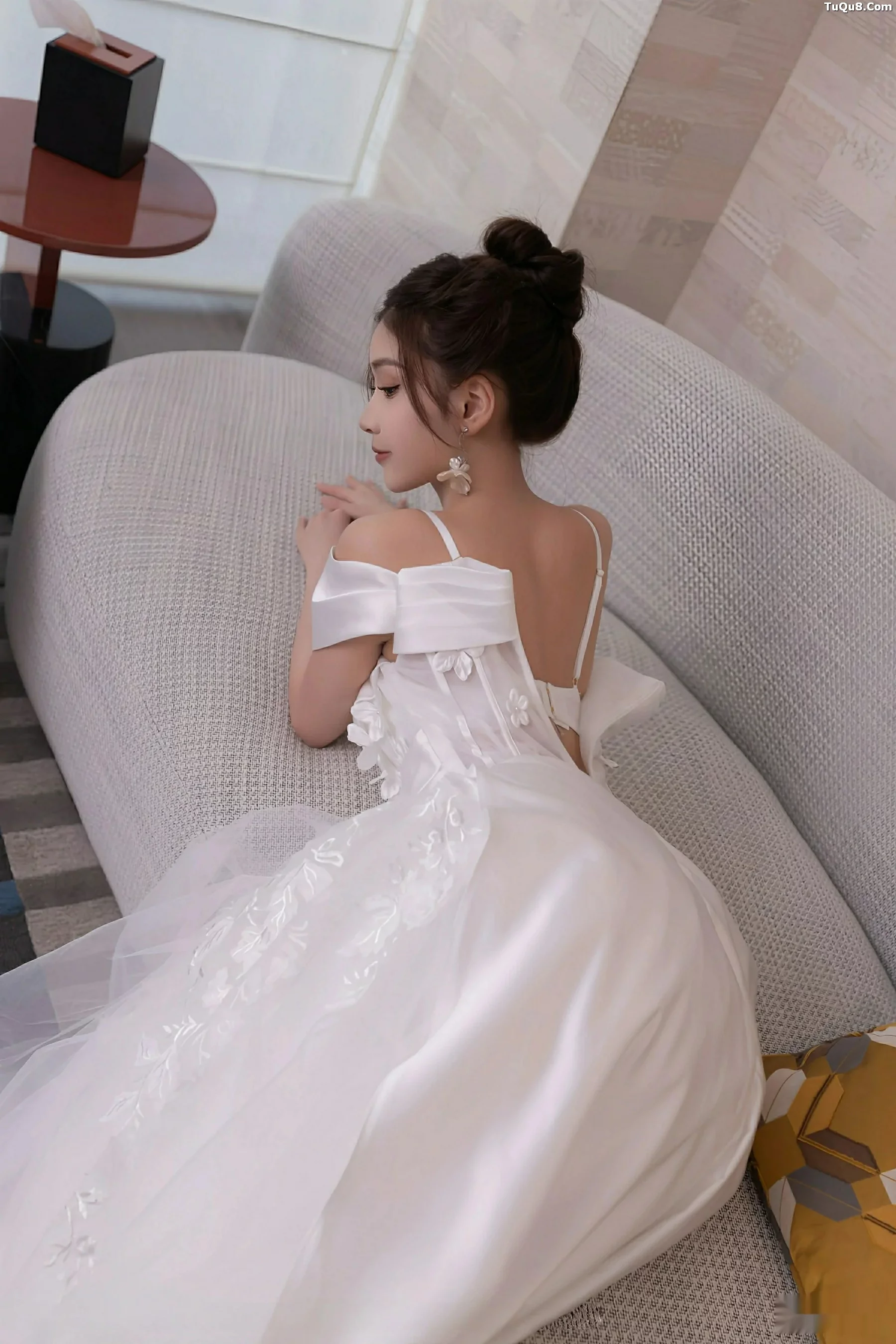 Xgyw.Org_[XiuRen秀人网]No.10814_模特刘婷婷性感白色婚纱露白色内衣配超薄肉丝秀美腿诱惑写真80P
