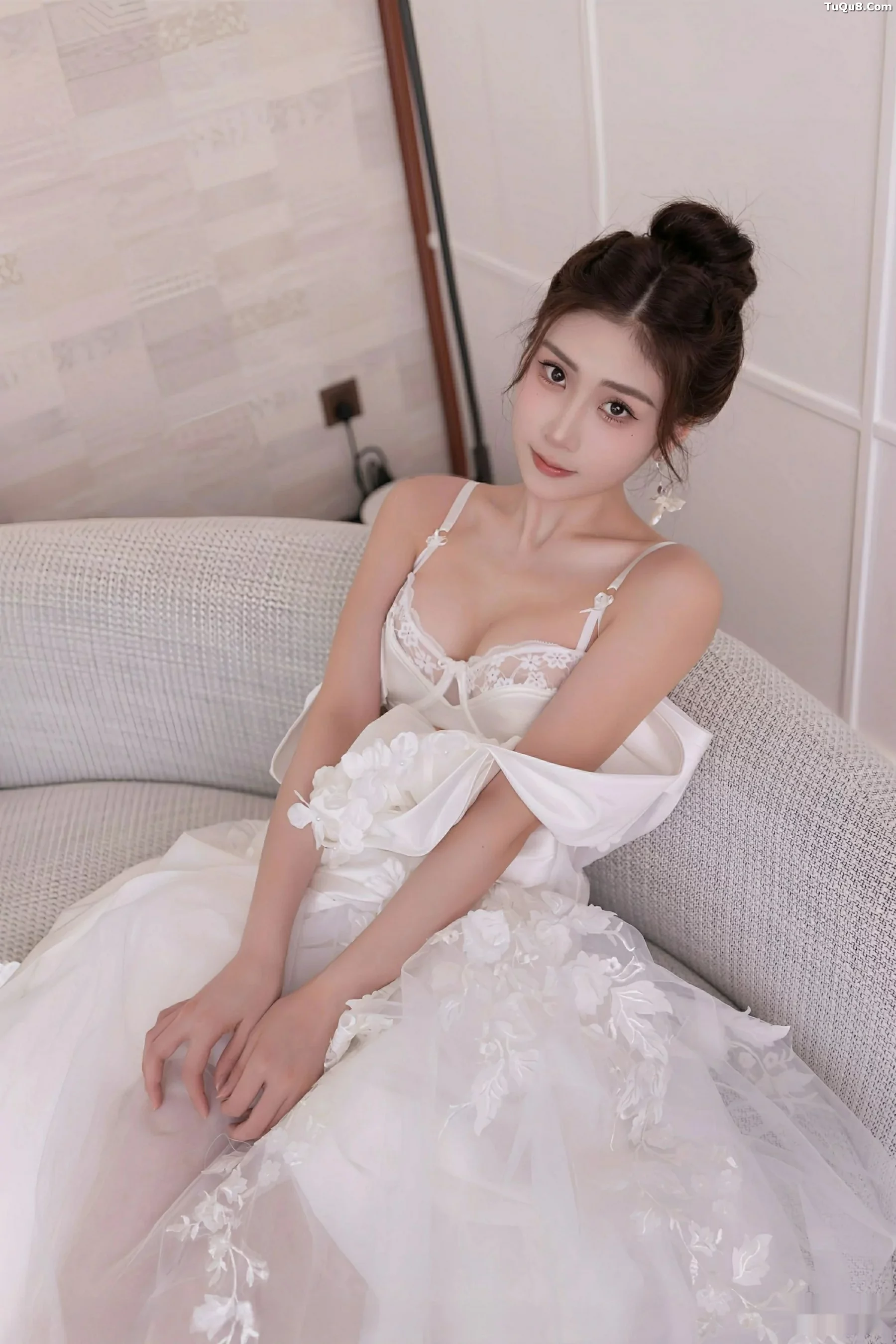 Xgyw.Org_[XiuRen秀人网]No.10814_模特刘婷婷性感白色婚纱露白色内衣配超薄肉丝秀美腿诱惑写真80P