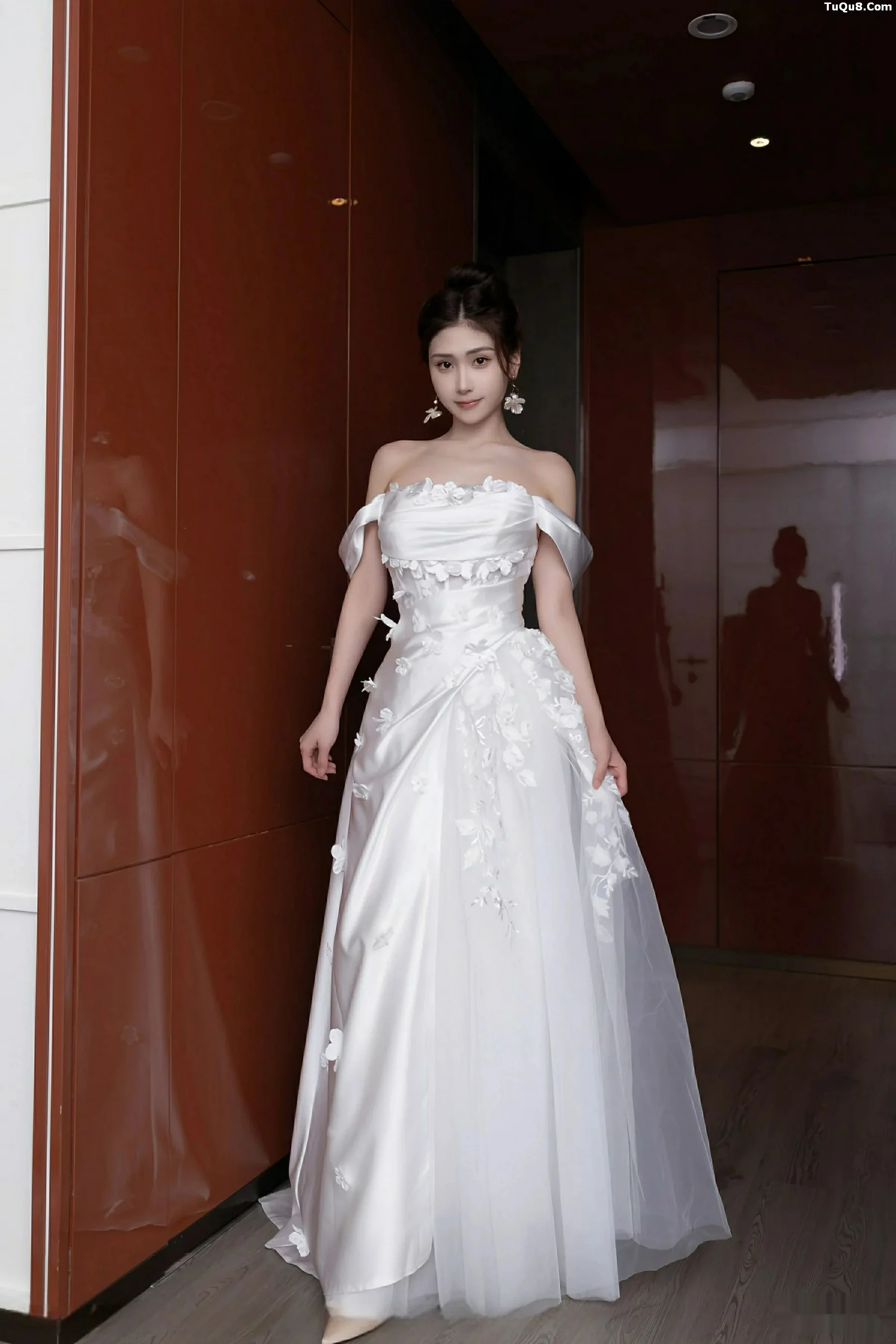Xgyw.Org_[XiuRen秀人网]No.10814_模特刘婷婷性感白色婚纱露白色内衣配超薄肉丝秀美腿诱惑写真80P