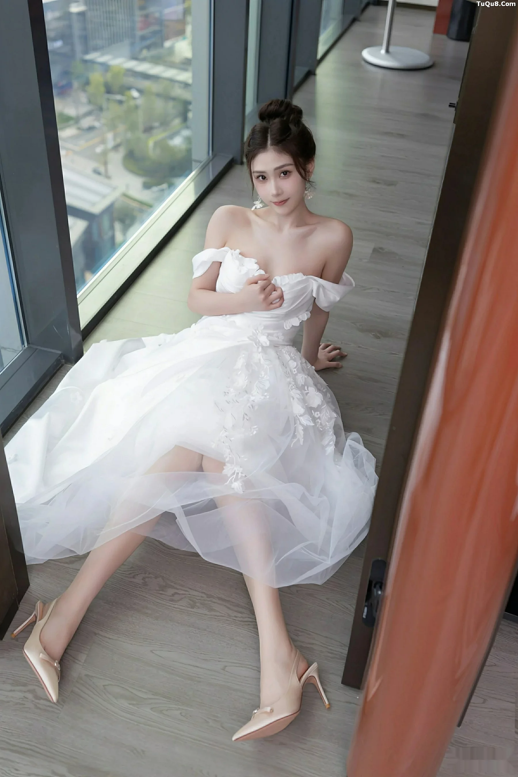Xgyw.Org_[XiuRen秀人网]No.10814_模特刘婷婷性感白色婚纱露白色内衣配超薄肉丝秀美腿诱惑写真80P