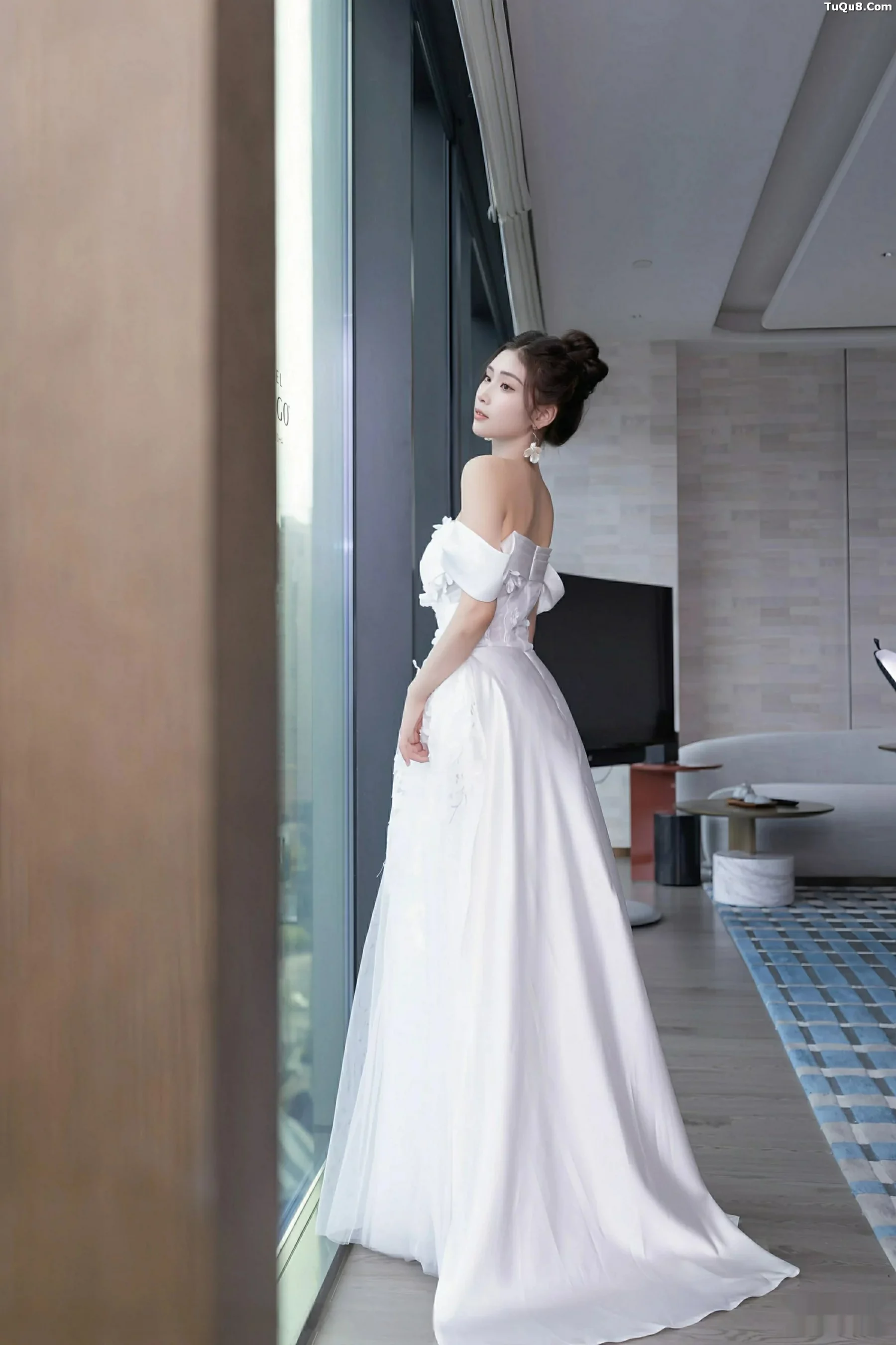 Xgyw.Org_[XiuRen秀人网]No.10814_模特刘婷婷性感白色婚纱露白色内衣配超薄肉丝秀美腿诱惑写真80P