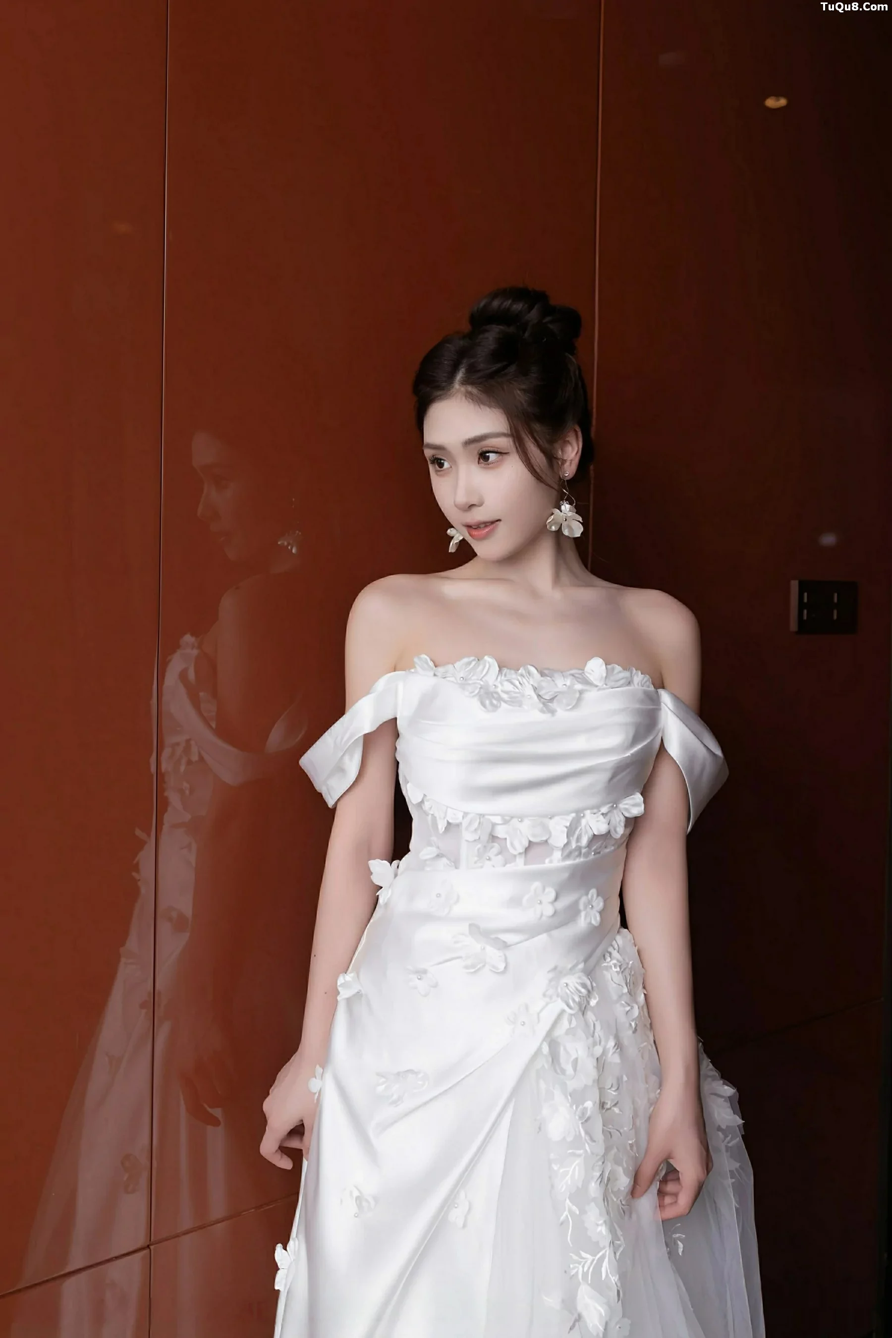 Xgyw.Org_[XiuRen秀人网]No.10814_模特刘婷婷性感白色婚纱露白色内衣配超薄肉丝秀美腿诱惑写真80P