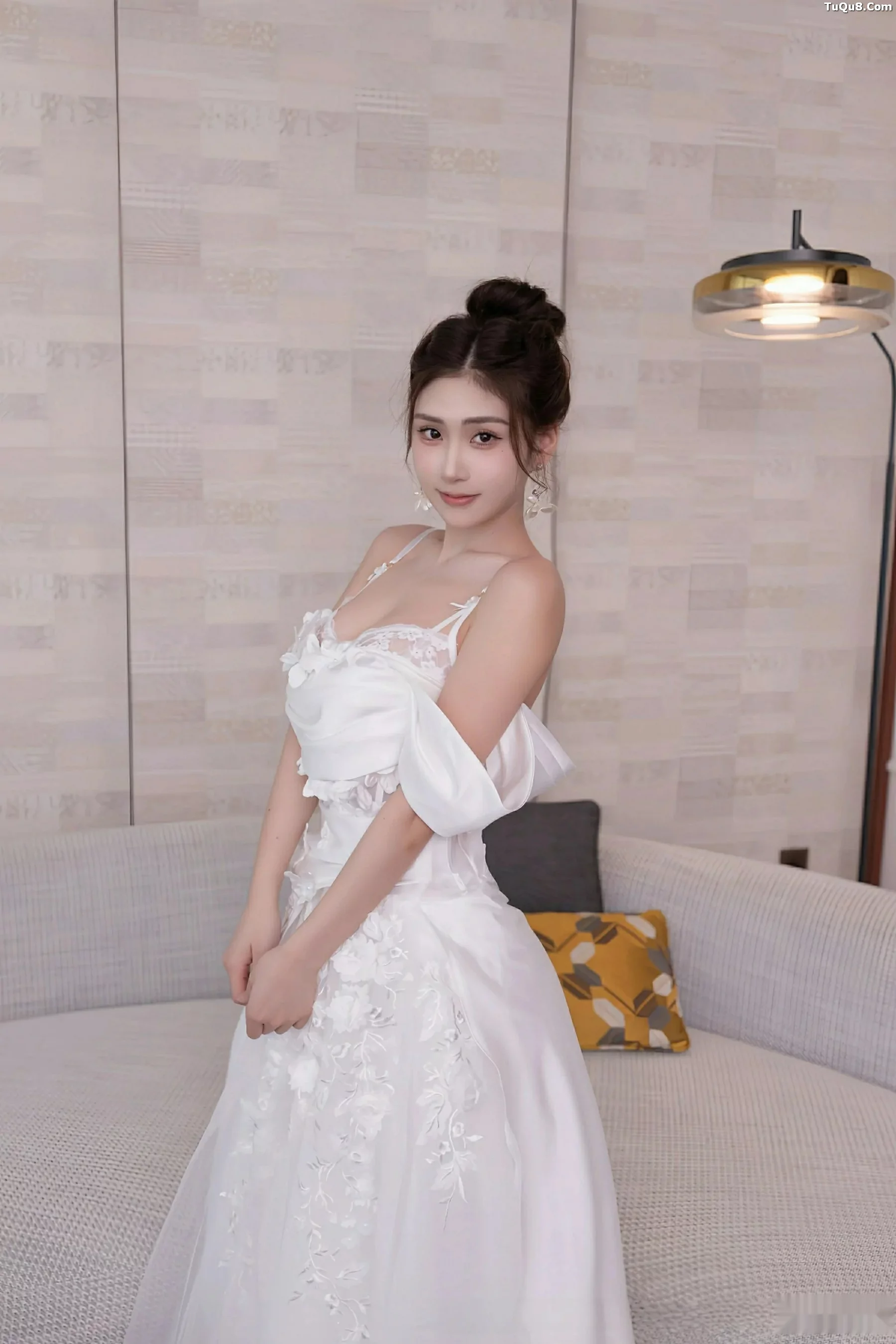Xgyw.Org_[XiuRen秀人网]No.10814_模特刘婷婷性感白色婚纱露白色内衣配超薄肉丝秀美腿诱惑写真80P