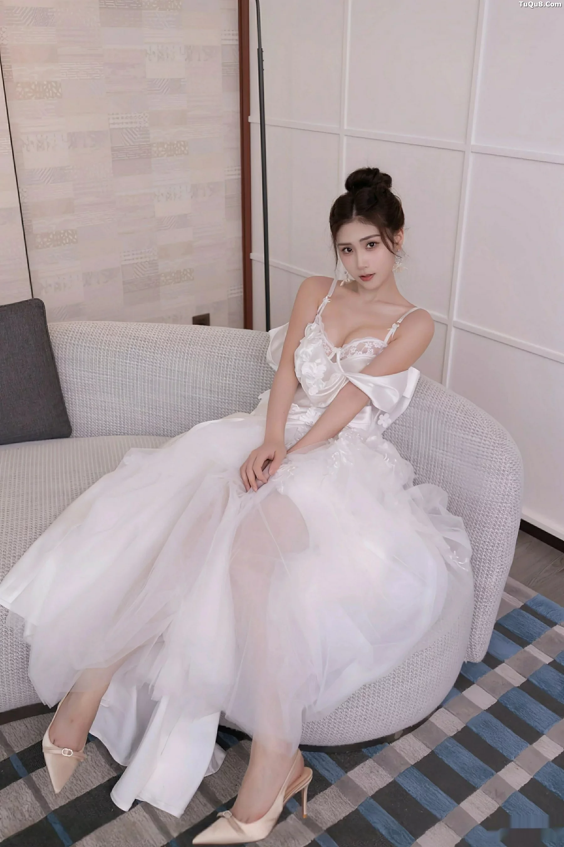 Xgyw.Org_[XiuRen秀人网]No.10814_模特刘婷婷性感白色婚纱露白色内衣配超薄肉丝秀美腿诱惑写真80P