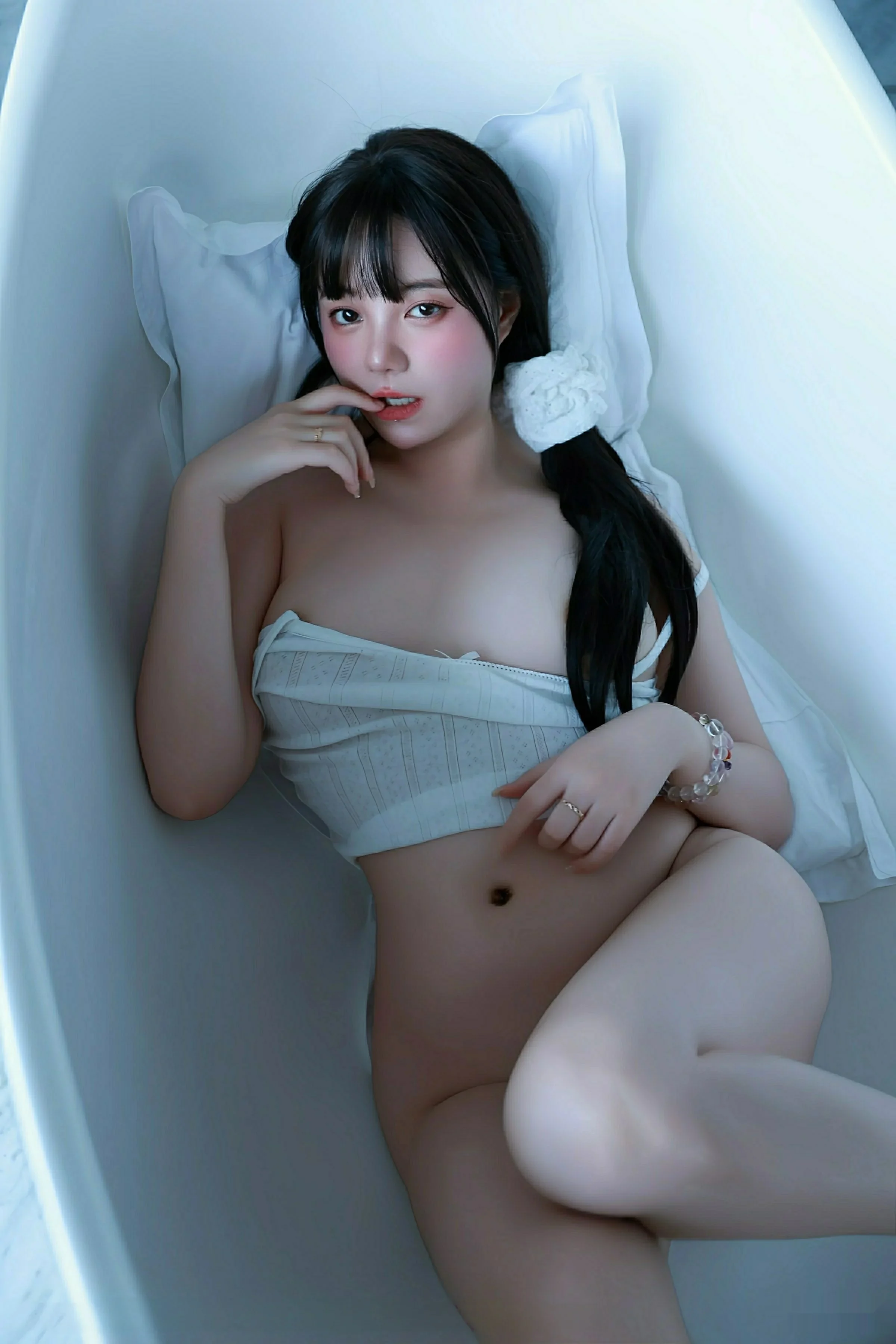 Xgyw.Org_[XiuRen秀人网]No.10841_模特软情性感白色低胸吊带配白色短裤秀丰腴身姿撩人诱惑写真70P