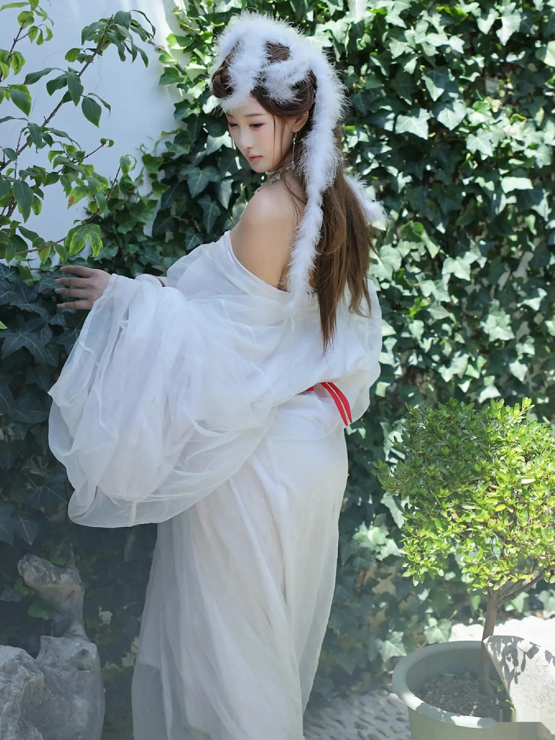 Xgyw.Org_[XiuRen秀人网]No.10843_模特金允希Yuki性感白色锦毛鼠装扮低胸秀丰腴身材完美诱惑写真78P
