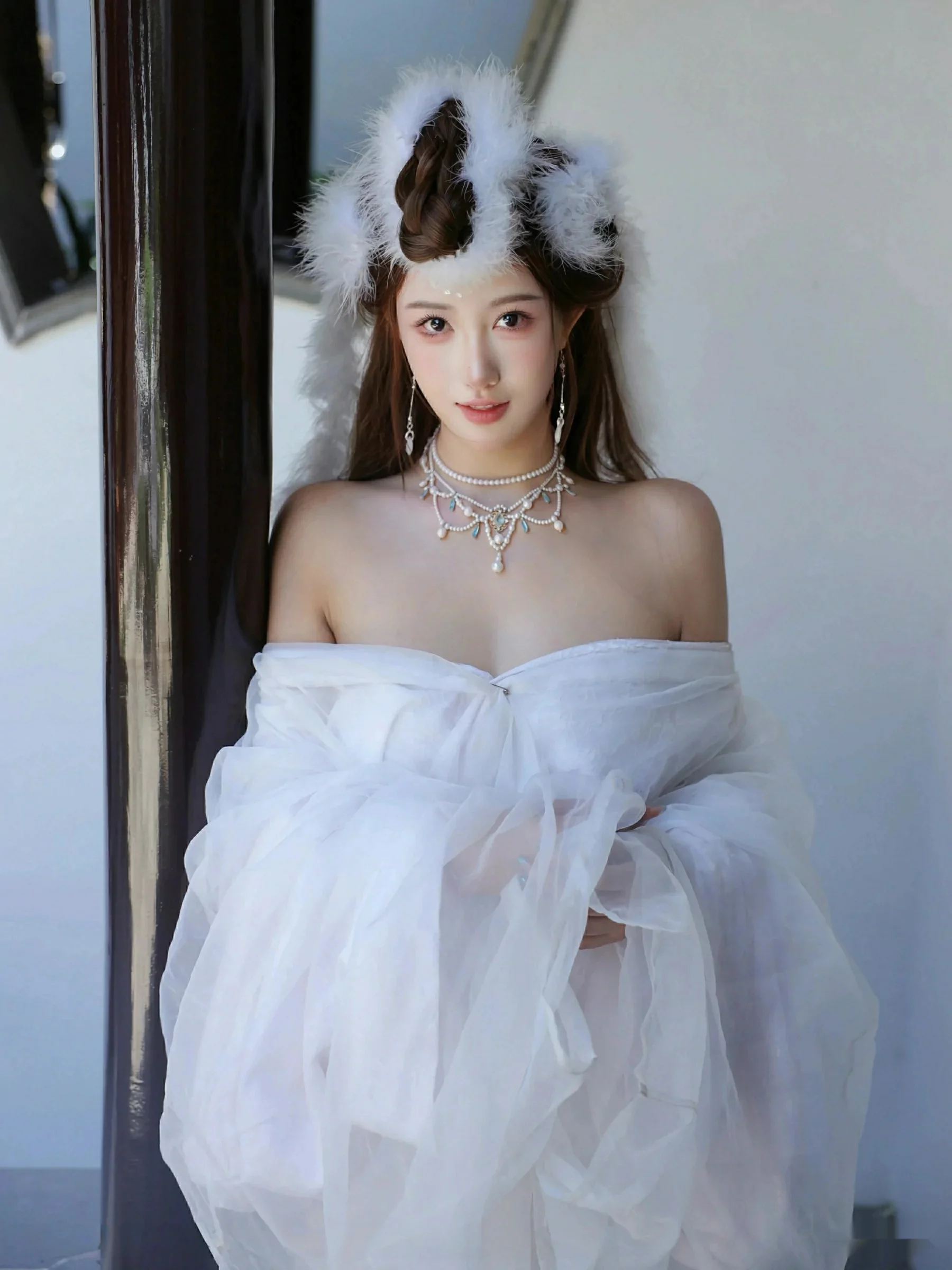 Xgyw.Org_[XiuRen秀人网]No.10843_模特金允希Yuki性感白色锦毛鼠装扮低胸秀丰腴身材完美诱惑写真78P