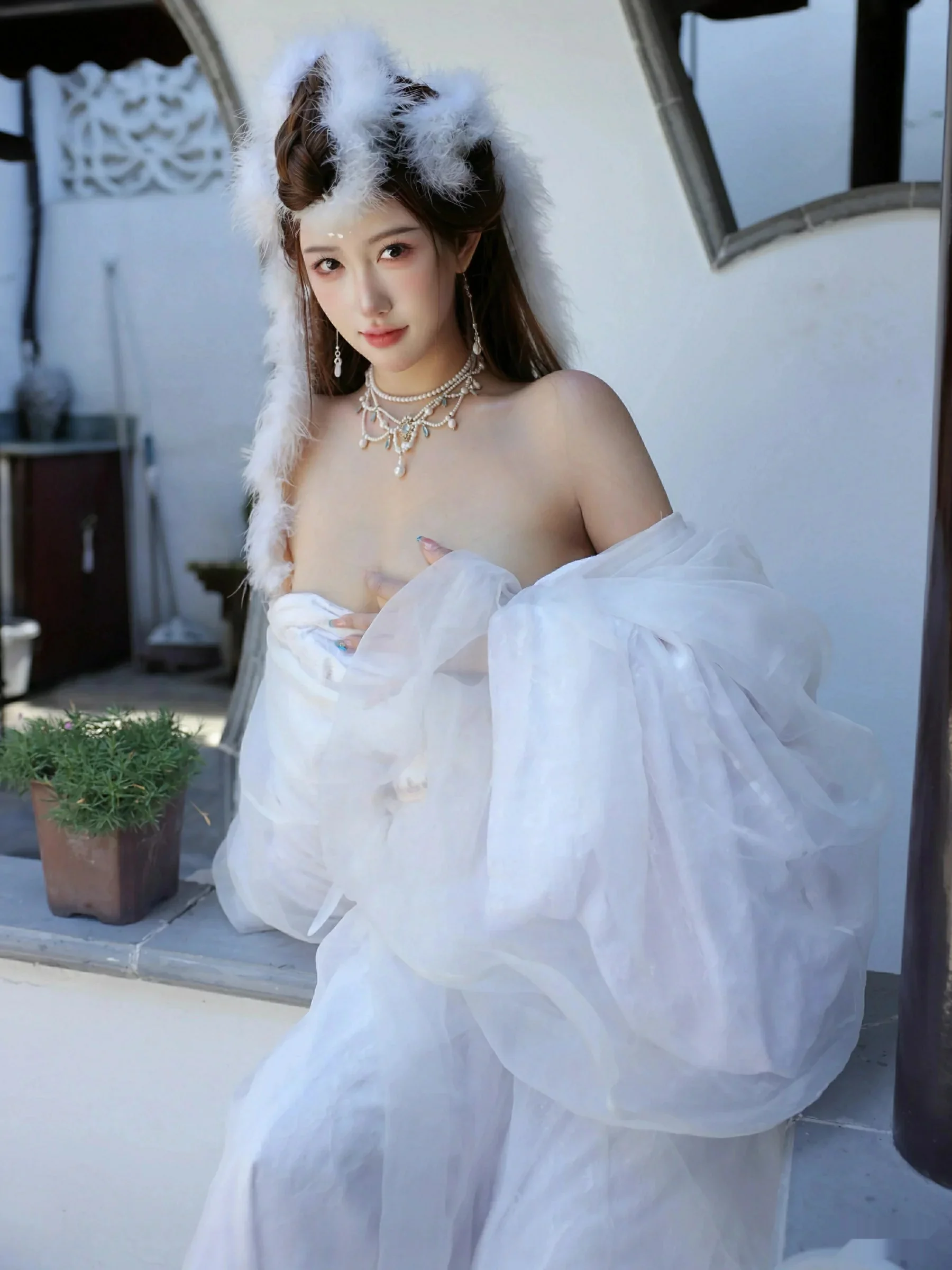 Xgyw.Org_[XiuRen秀人网]No.10843_模特金允希Yuki性感白色锦毛鼠装扮低胸秀丰腴身材完美诱惑写真78P