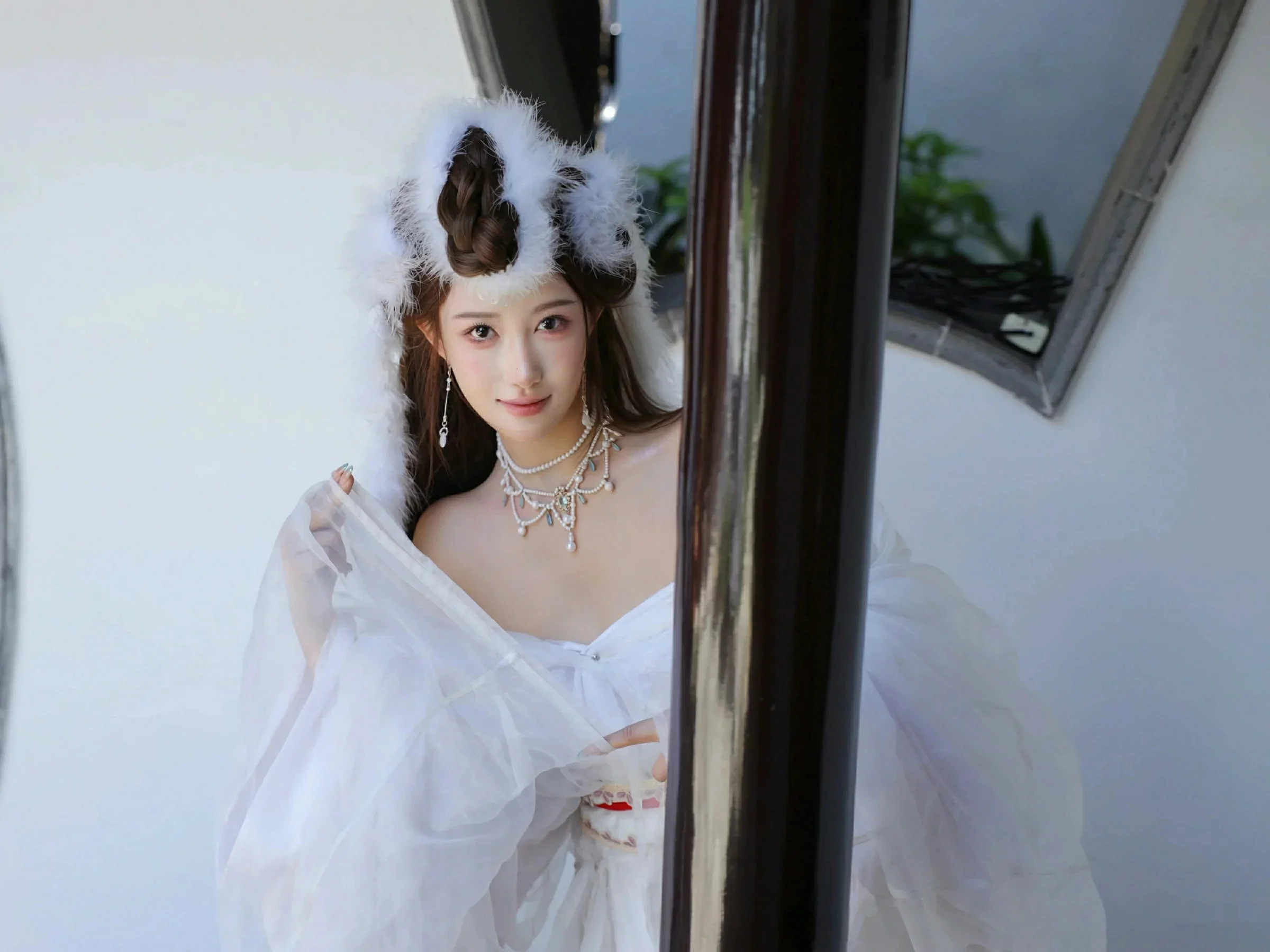 Xgyw.Org_[XiuRen秀人网]No.10843_模特金允希Yuki性感白色锦毛鼠装扮低胸秀丰腴身材完美诱惑写真78P