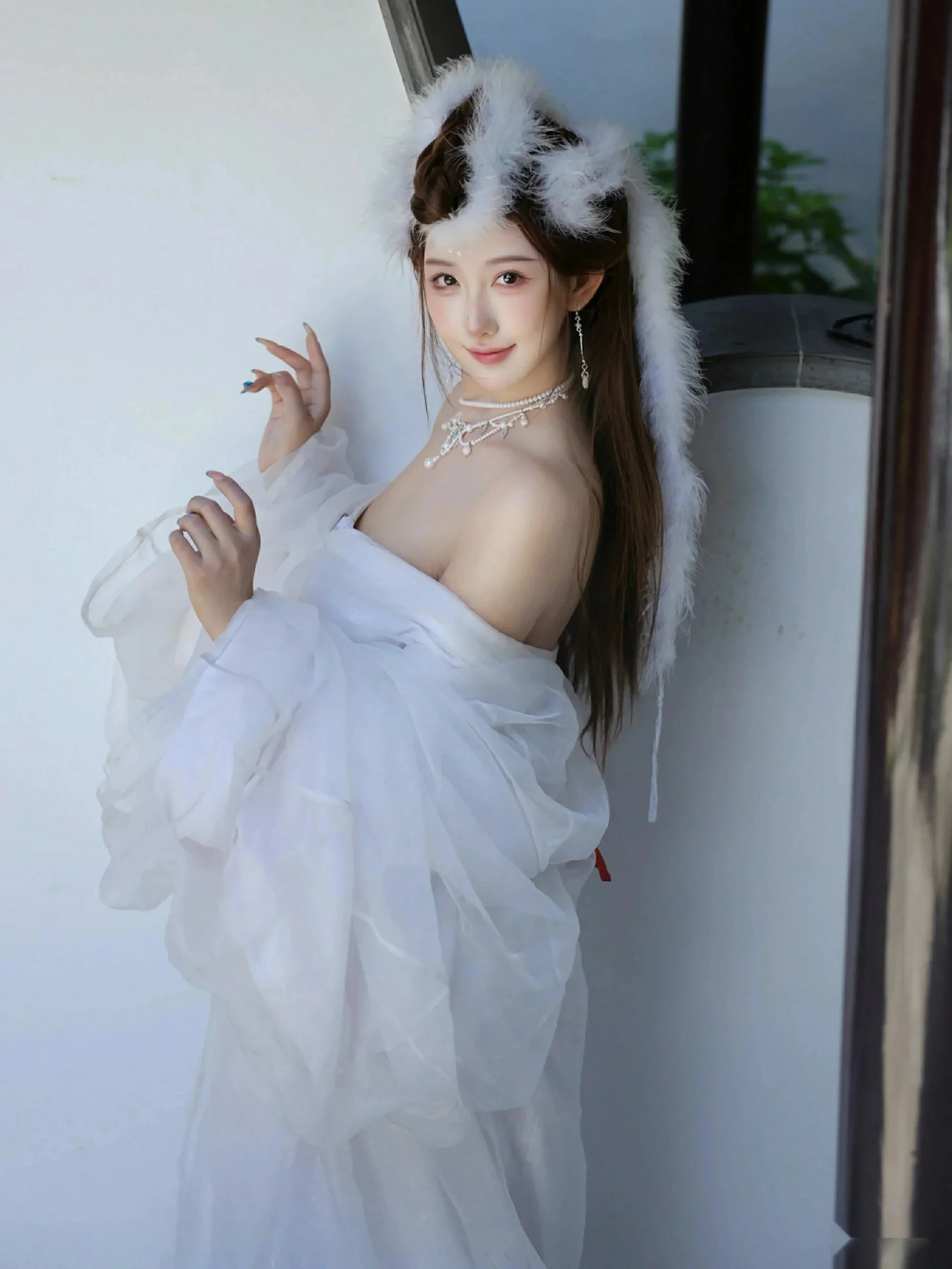 Xgyw.Org_[XiuRen秀人网]No.10843_模特金允希Yuki性感白色锦毛鼠装扮低胸秀丰腴身材完美诱惑写真78P
