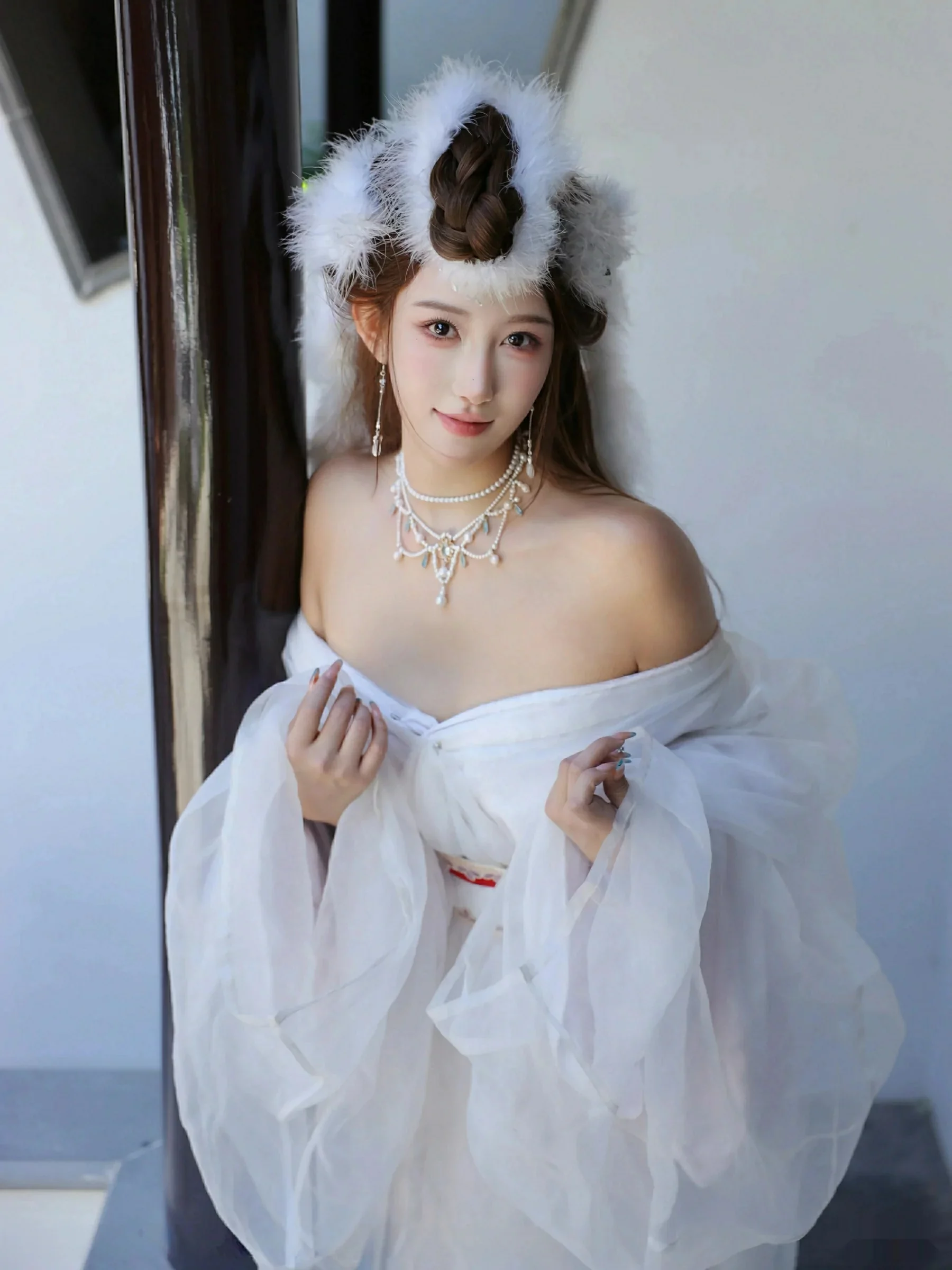 Xgyw.Org_[XiuRen秀人网]No.10843_模特金允希Yuki性感白色锦毛鼠装扮低胸秀丰腴身材完美诱惑写真78P