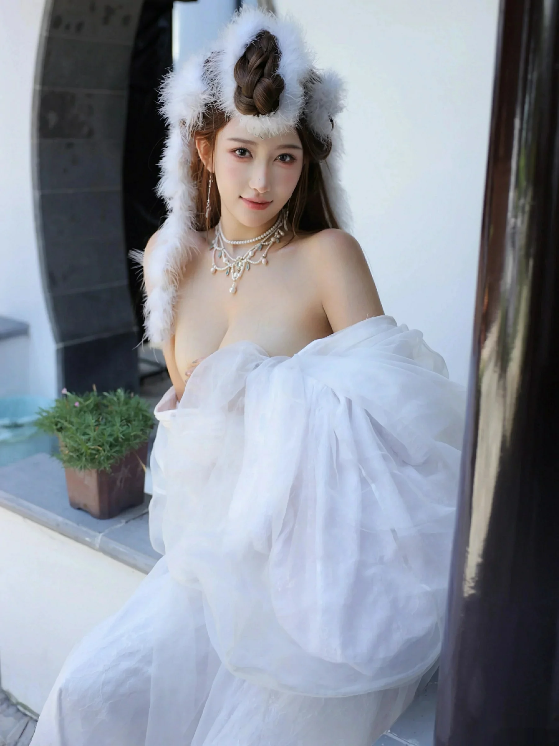 Xgyw.Org_[XiuRen秀人网]No.10843_模特金允希Yuki性感白色锦毛鼠装扮低胸秀丰腴身材完美诱惑写真78P