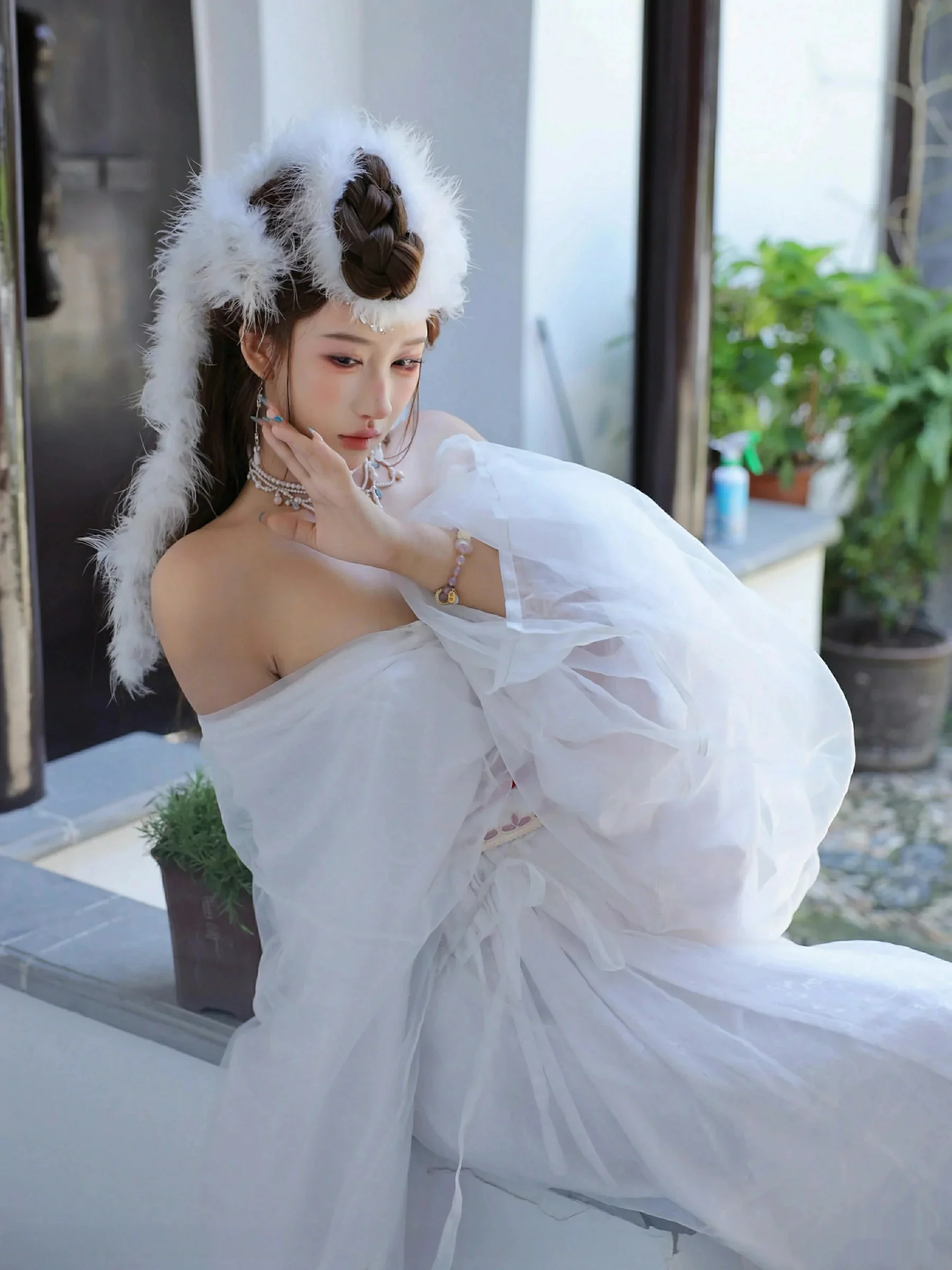Xgyw.Org_[XiuRen秀人网]No.10843_模特金允希Yuki性感白色锦毛鼠装扮低胸秀丰腴身材完美诱惑写真78P