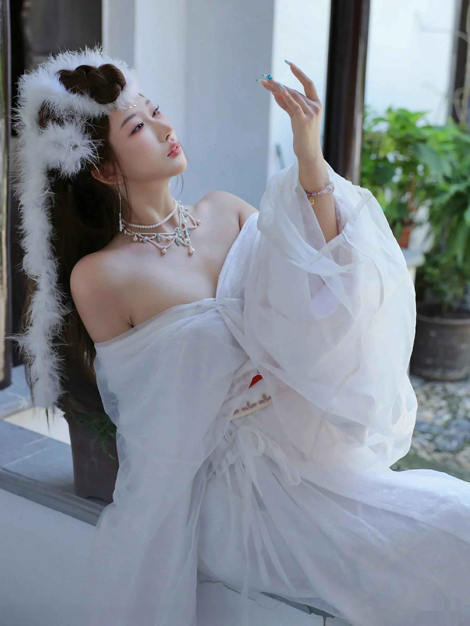 Xgyw.Org_[XiuRen秀人网]No.10843_模特金允希Yuki性感白色锦毛鼠装扮低胸秀丰腴身材完美诱惑写真78P