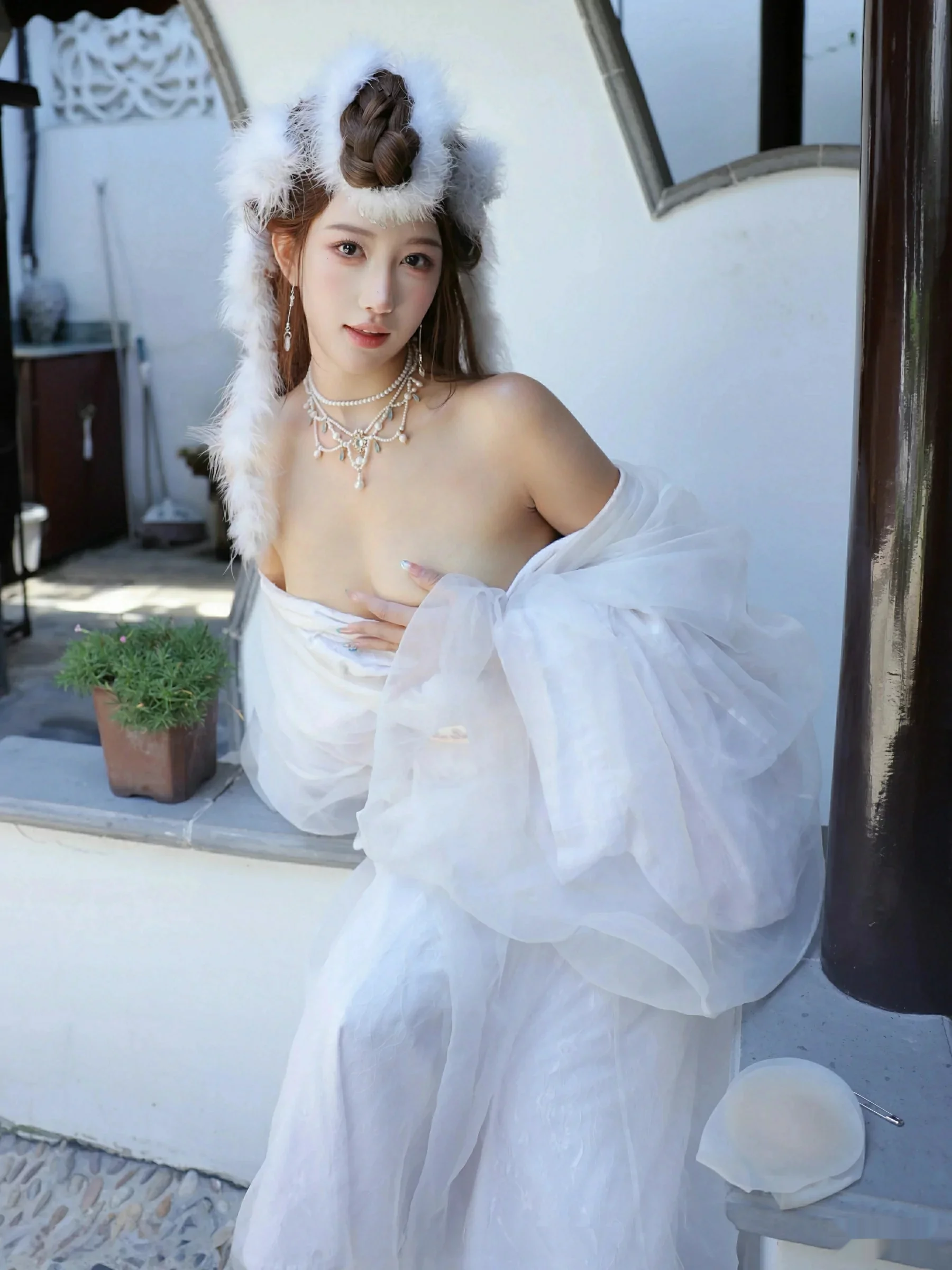 Xgyw.Org_[XiuRen秀人网]No.10843_模特金允希Yuki性感白色锦毛鼠装扮低胸秀丰腴身材完美诱惑写真78P