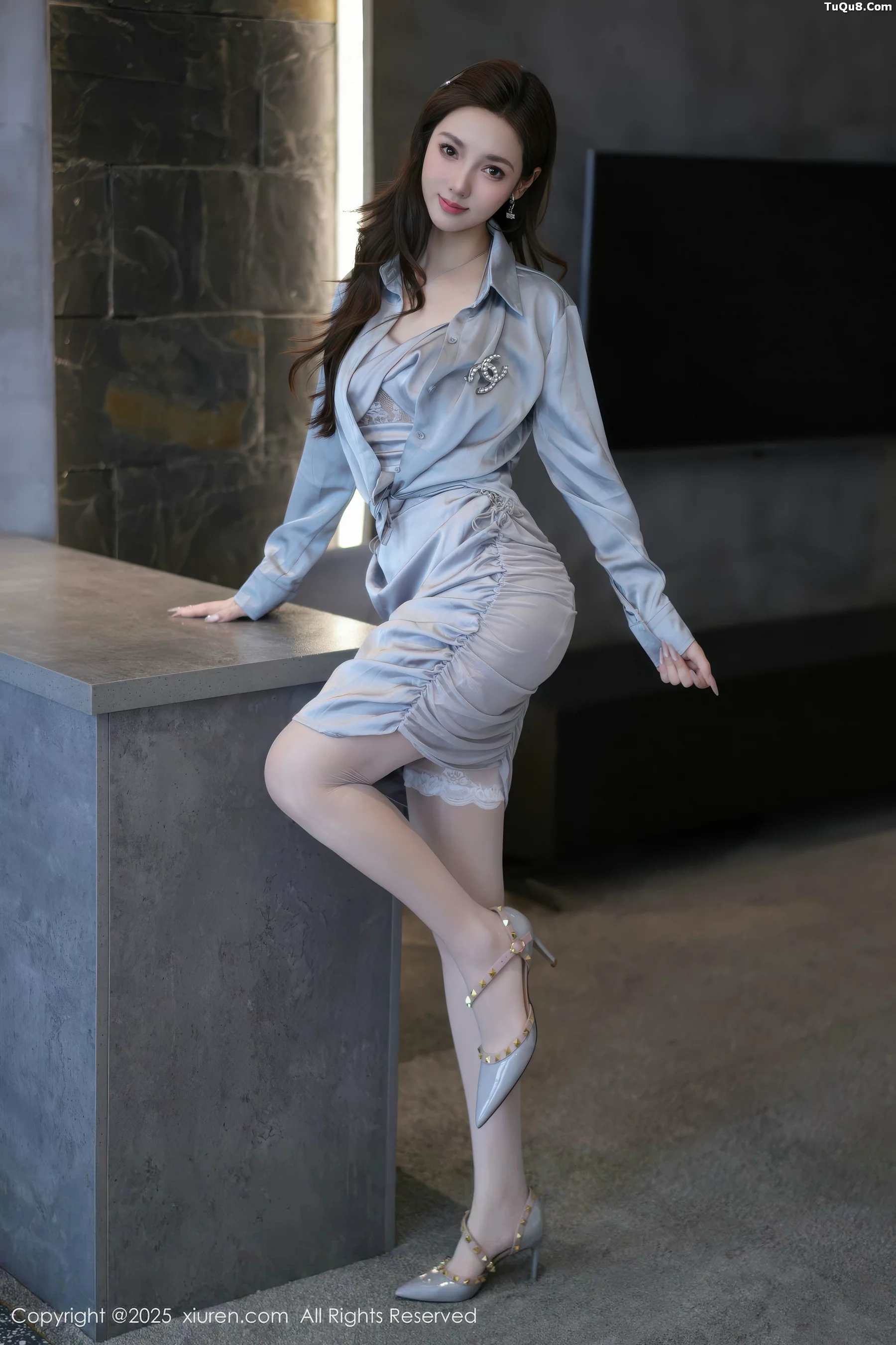 Xgyw.Org_[XiuRen秀人网]No.10926_模特Twins-桃桃性感浅色连衣短裙配白丝吊袜秀曼妙身姿诱惑写真70P