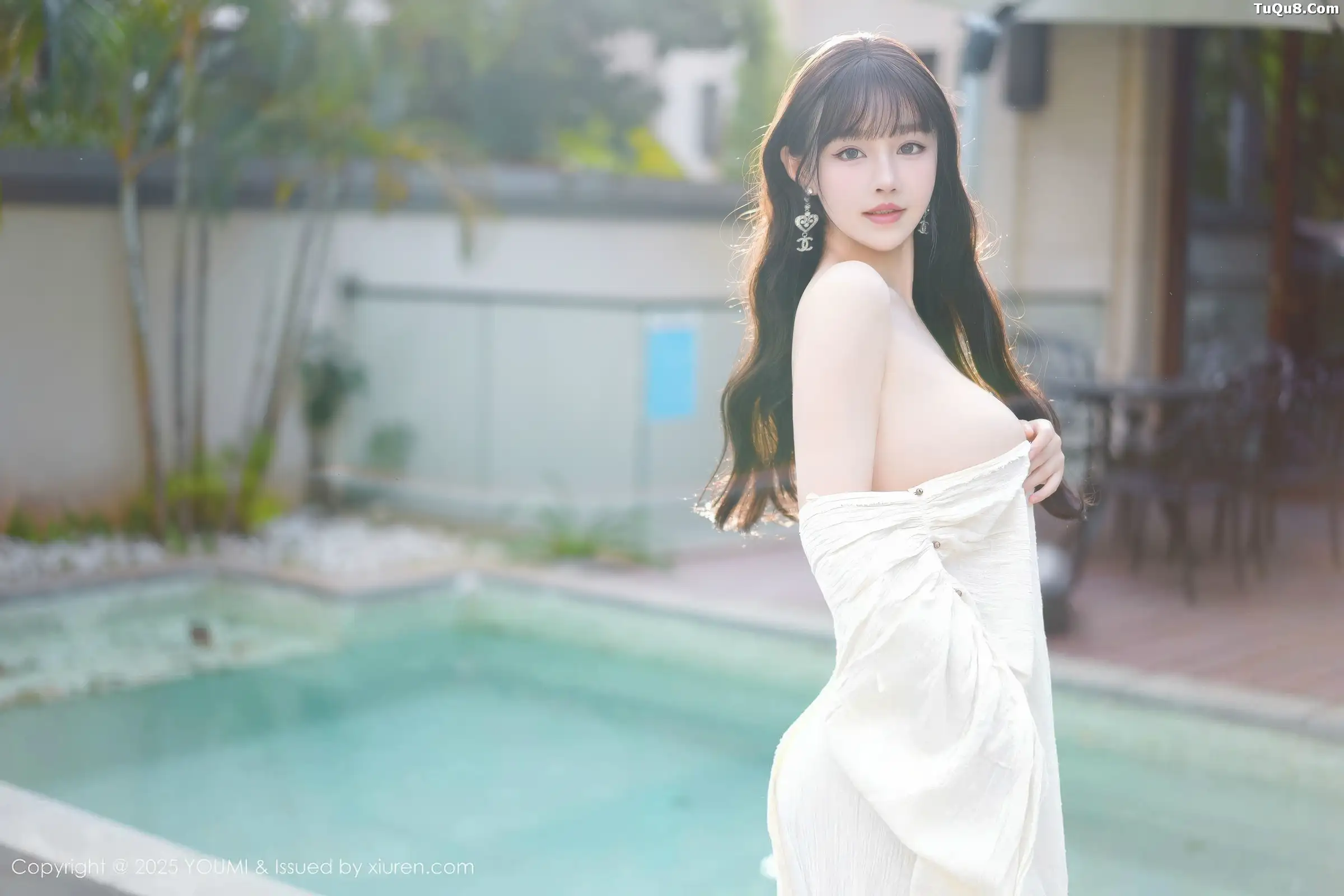 Xgyw.Org_[YouMi尤蜜荟]Vol.1185_女神朱可儿Flora户外泳池性感浅色浴袍秀雪峰美臀撩人诱惑写真85P