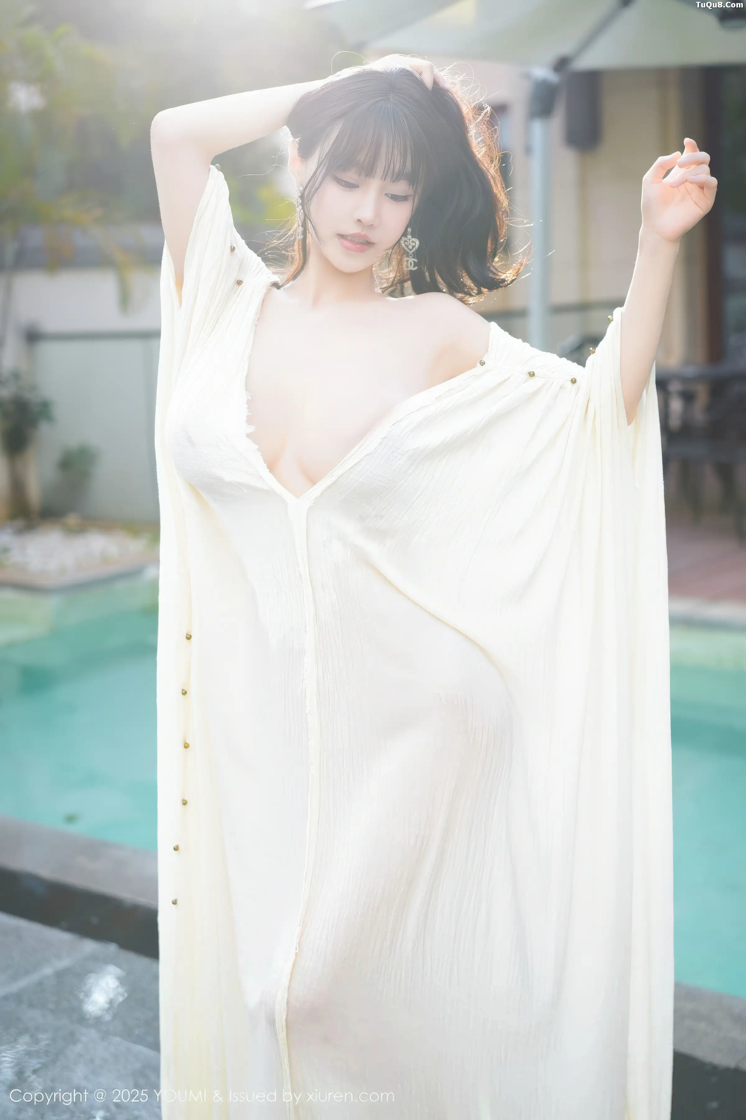 Xgyw.Org_[YouMi尤蜜荟]Vol.1185_女神朱可儿Flora户外泳池性感浅色浴袍秀雪峰美臀撩人诱惑写真85P