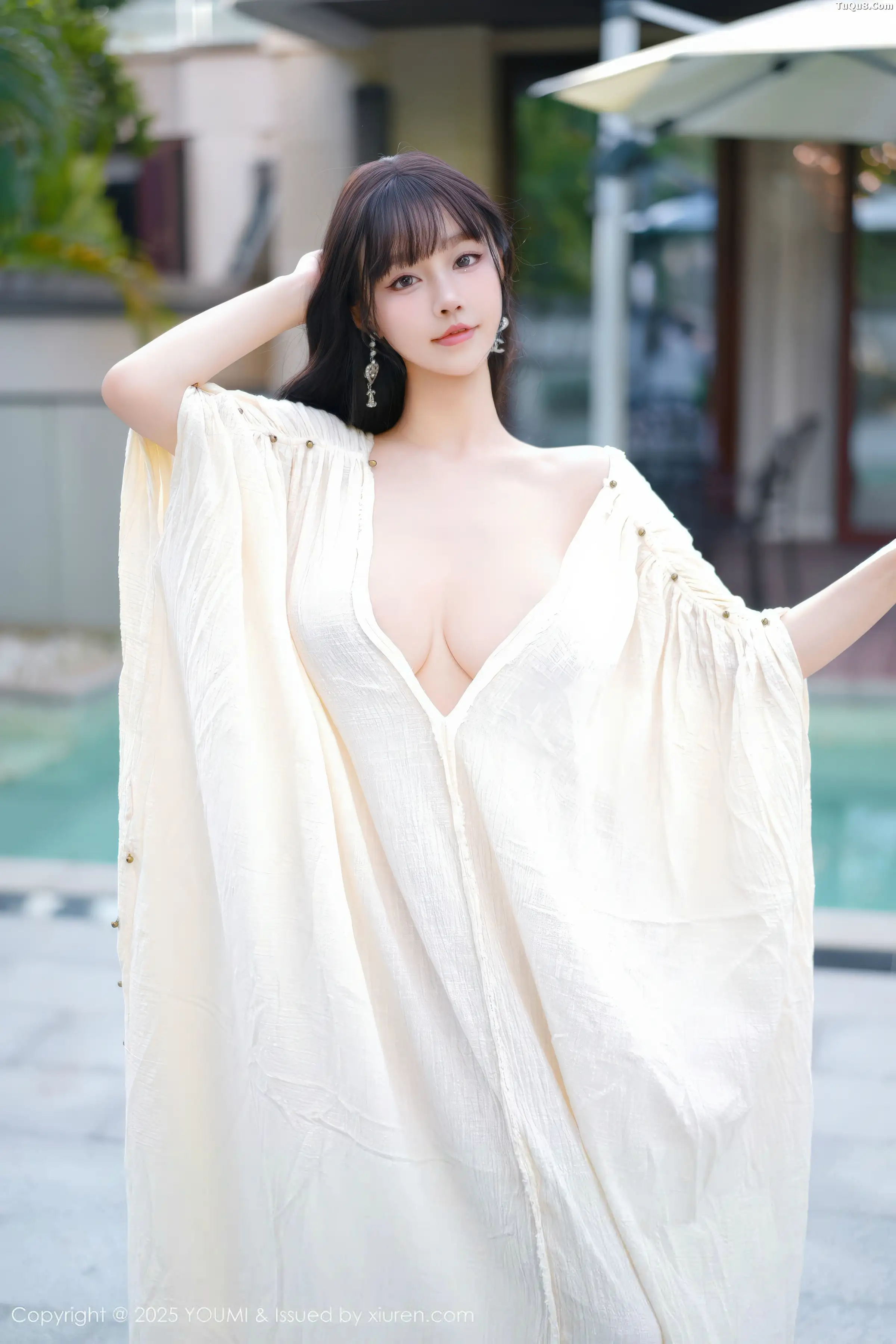 Xgyw.Org_[YouMi尤蜜荟]Vol.1185_女神朱可儿Flora户外泳池性感浅色浴袍秀雪峰美臀撩人诱惑写真85P