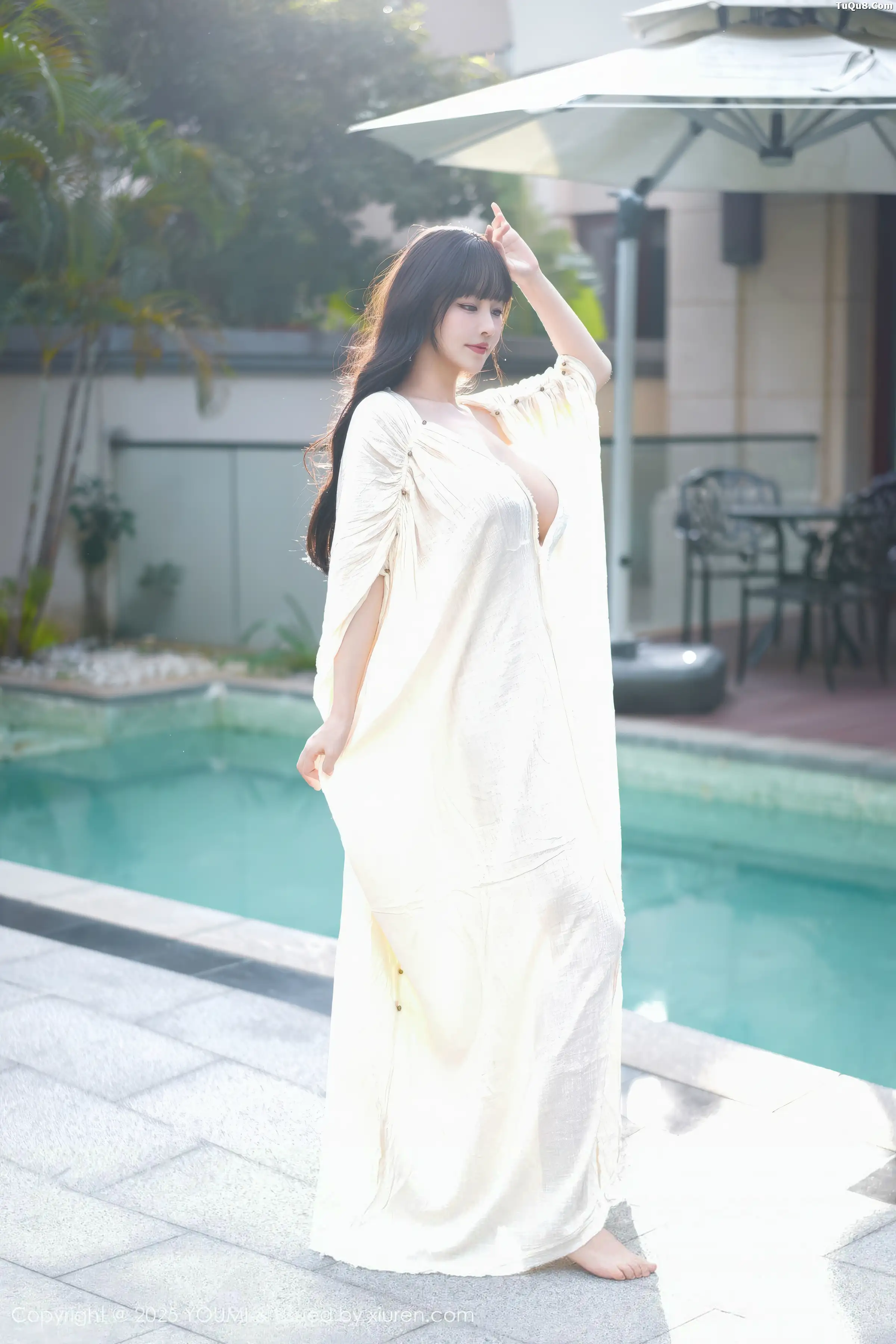 Xgyw.Org_[YouMi尤蜜荟]Vol.1185_女神朱可儿Flora户外泳池性感浅色浴袍秀雪峰美臀撩人诱惑写真85P