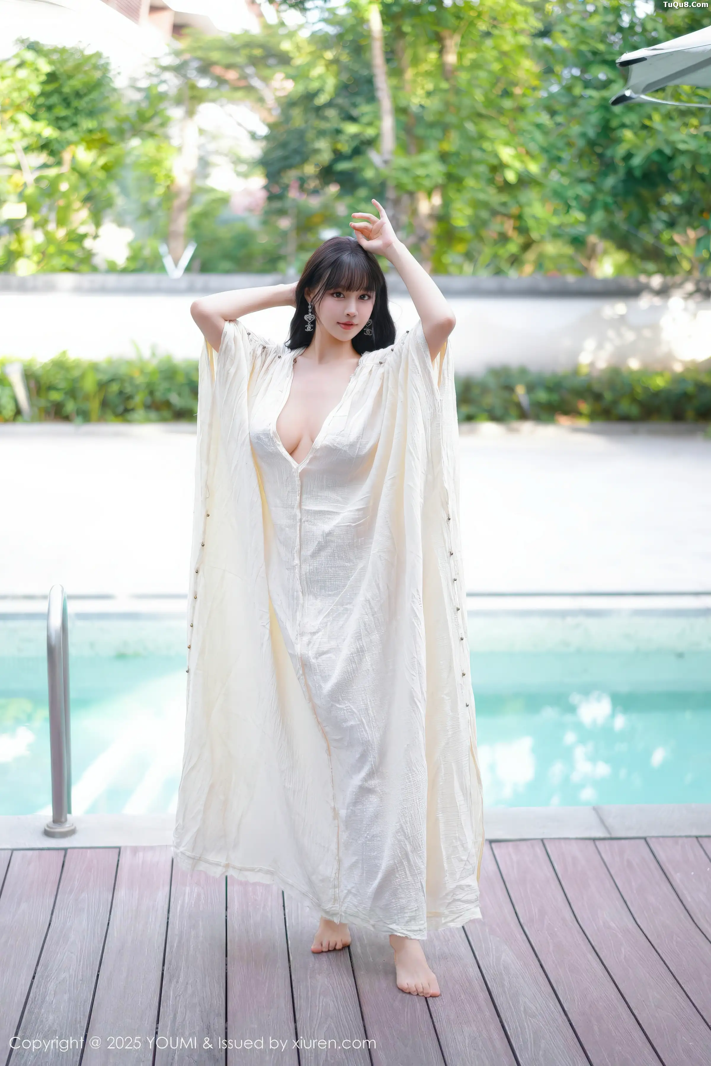 Xgyw.Org_[YouMi尤蜜荟]Vol.1185_女神朱可儿Flora户外泳池性感浅色浴袍秀雪峰美臀撩人诱惑写真85P