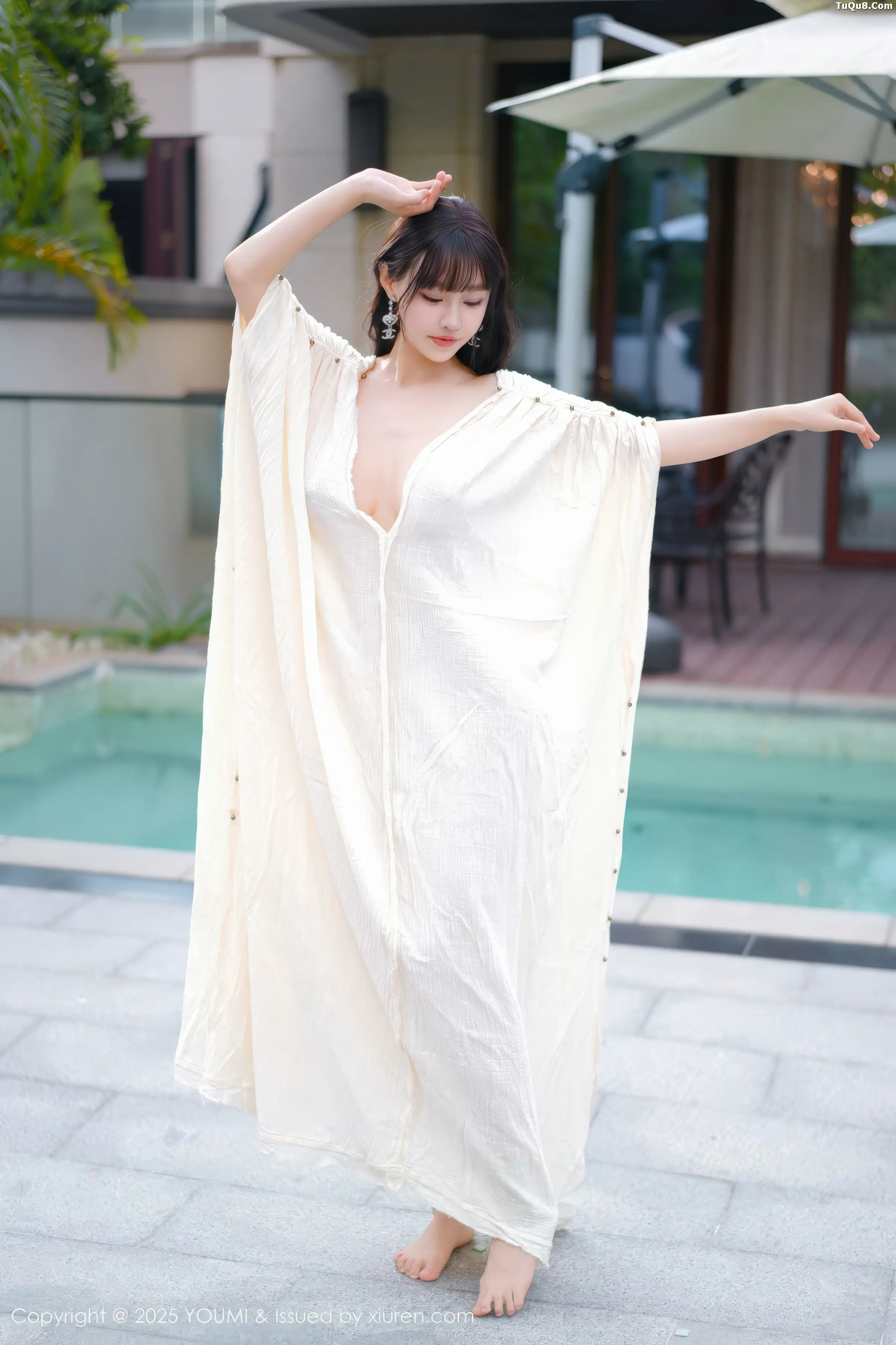 Xgyw.Org_[YouMi尤蜜荟]Vol.1185_女神朱可儿Flora户外泳池性感浅色浴袍秀雪峰美臀撩人诱惑写真85P
