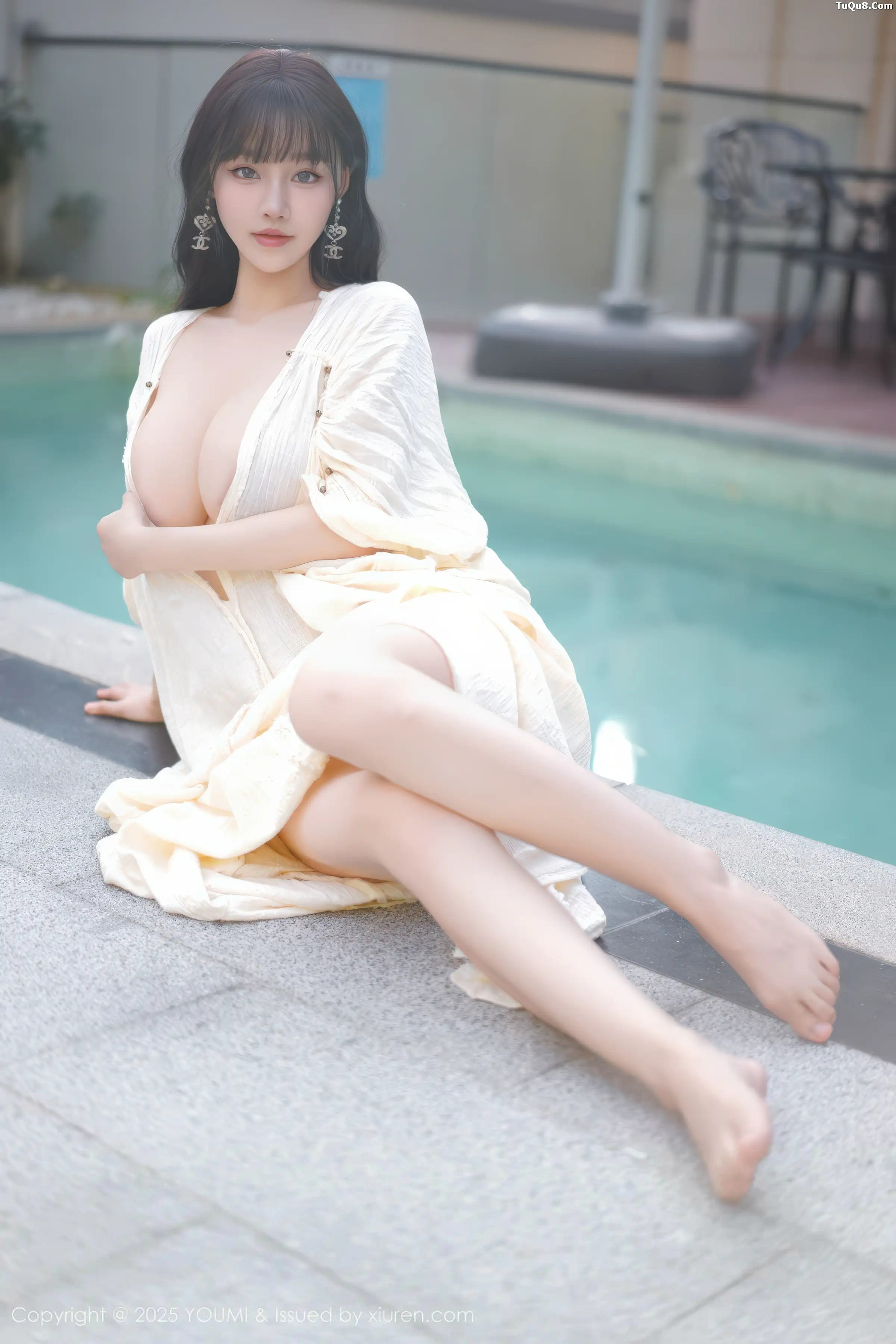 Xgyw.Org_[YouMi尤蜜荟]Vol.1185_女神朱可儿Flora户外泳池性感浅色浴袍秀雪峰美臀撩人诱惑写真85P