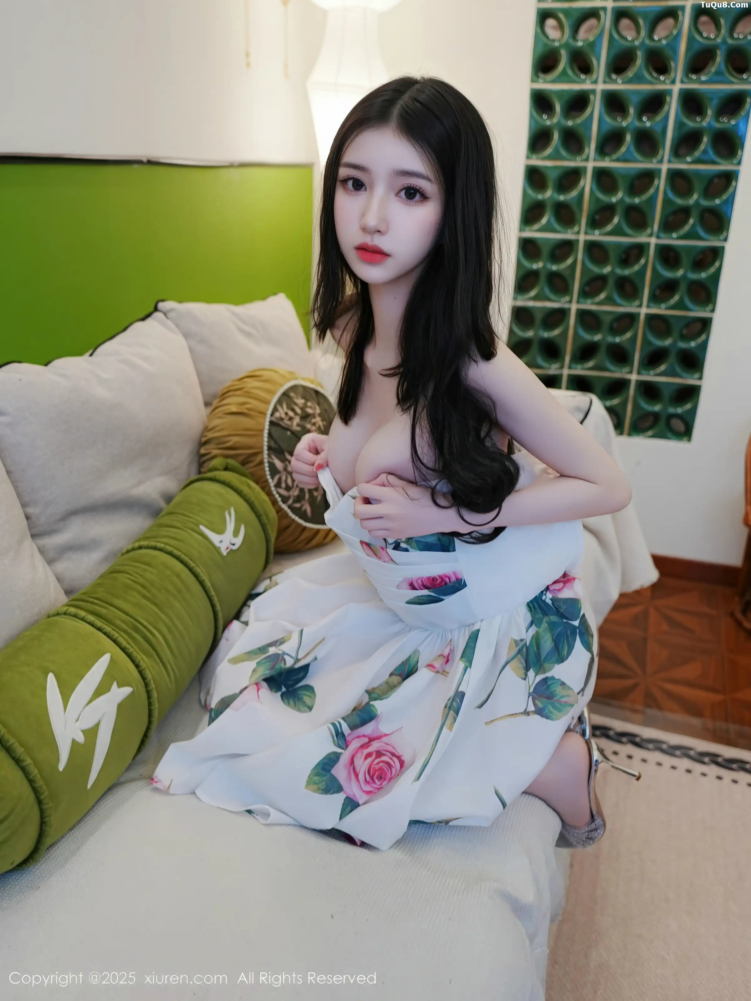 Xgyw.Org_[XiuRen秀人网]No.11051_模特白小蝶性感浅色连衣短裙配超薄肉丝秀完美曲线迷人诱惑写真72P