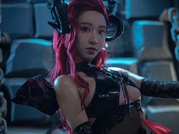 人气Coser黑川恶魔主题黑色情趣服饰配黑丝袜露油亮肌肤完美身材诱惑写真46P