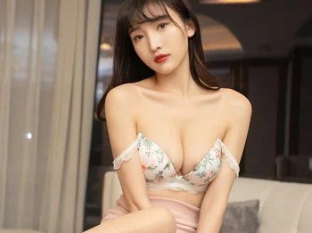 XiuRen第3736期_模特陆萱萱成都旅拍私房粉色毛衣半脱露性感内衣完美诱惑写真65P