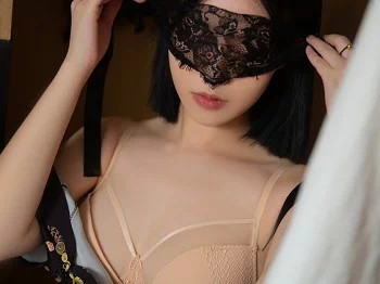 XiuRen第4334期_模特一颗甜蛋黄a黑花裙配精致内衣蕾丝吊袜秀火辣身材诱惑写真79P