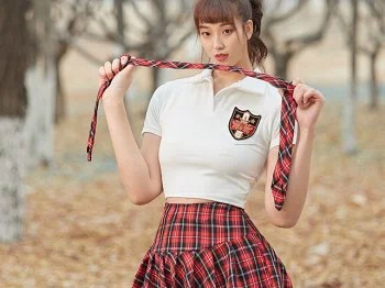 [妖精社]T2125_模特李佳儿假日主题户外学生制服红色格子裙下超薄肉丝诱惑写真36P