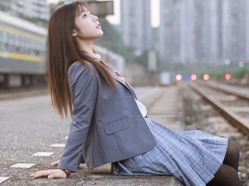 人气动漫Coser镜酱私奔之制服主题户外火车轨道性感JK制服秀黑丝美腿诱惑写真30P