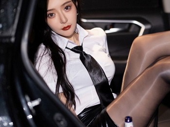 XiuRen第4879期_女神王馨瑶yanni性感白T配黑皮短裙露蕾丝内衣开档黑丝诱惑写真77P