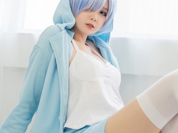 Coser美女Akisoso秋楚楚蕾姆睡衣主题床上绒毛睡衣配白丝袜秀美腿诱惑写真40P