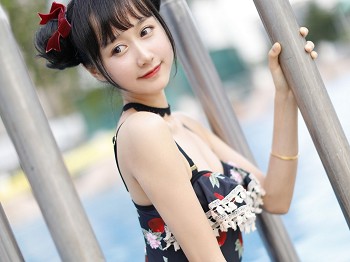 萌系小姐姐木绵绵OwO草莓泳衣主题户外泳池性感泳装秀完美身材诱惑写真40P