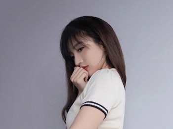 XiuRen第8769期_模特陆萱萱性感白色连衣短裙露浅紫色内衣配黑丝袜极致魅惑写真80P