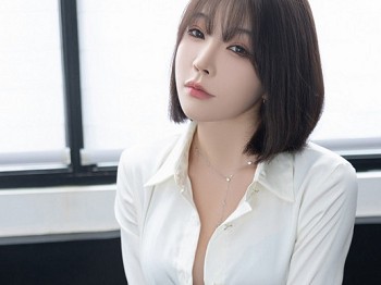 XiuRen第8963期_女神徐莉芝Booty性感白色服饰露蓝色内衣配白丝袜迷人诱惑写真87P