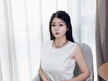 [HuaYang花漾]Vol.611_模特凯竹Quinn性感白色吊带服饰配闪亮肉丝秀丰满身材诱惑写真70P