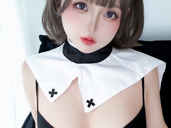 Cosplay美女日奈娇短发修女主题私房性感黑色情趣修女服饰配黑丝网袜秀美腿诱惑写真38P