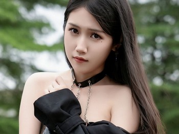 人气Coser不呆猫上司主题户外黑色外衣露性感黑色内衣配黑丝吊袜秀曼妙身姿诱惑写真70P
